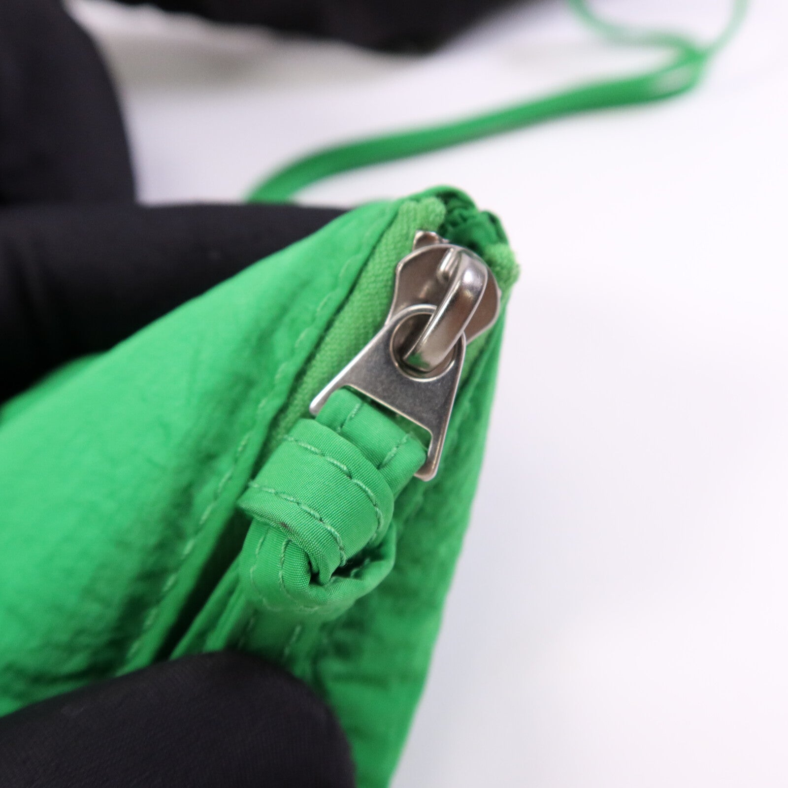 BOTTEGA VENETA 尼龍Tech Cassette銀扣肩背袋