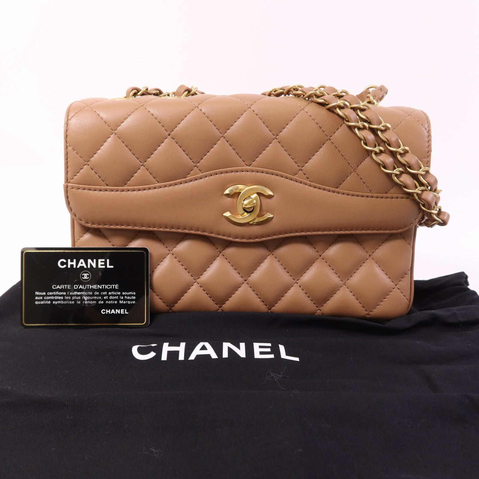 CHANEL 羊皮皮革金扣肩背袋 杏色