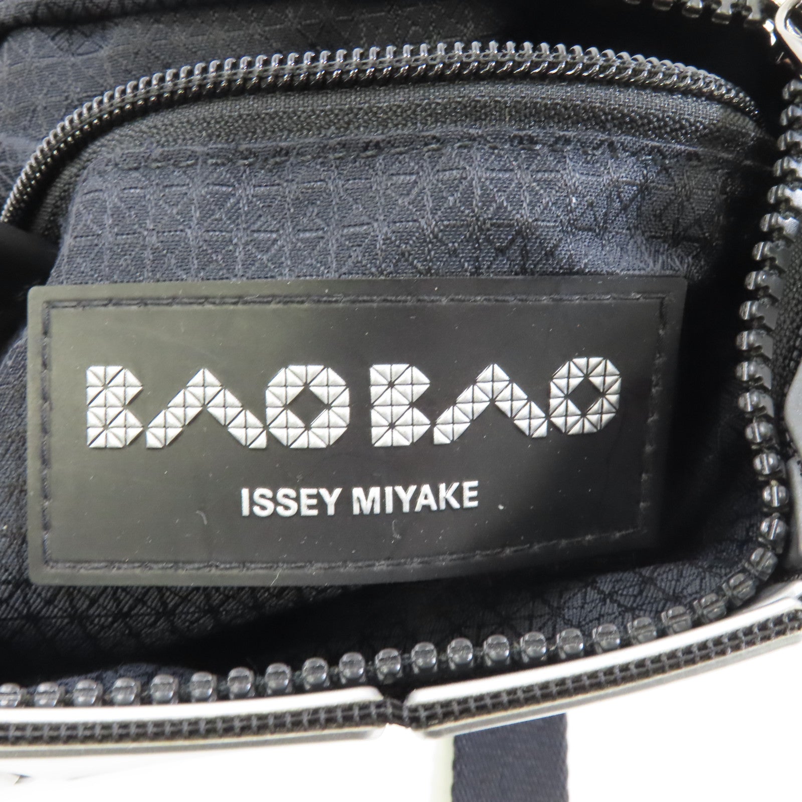 BAO BAO ISSEYMIYAKE PVC Bao Bao Shoulder Bag肩背袋銀色