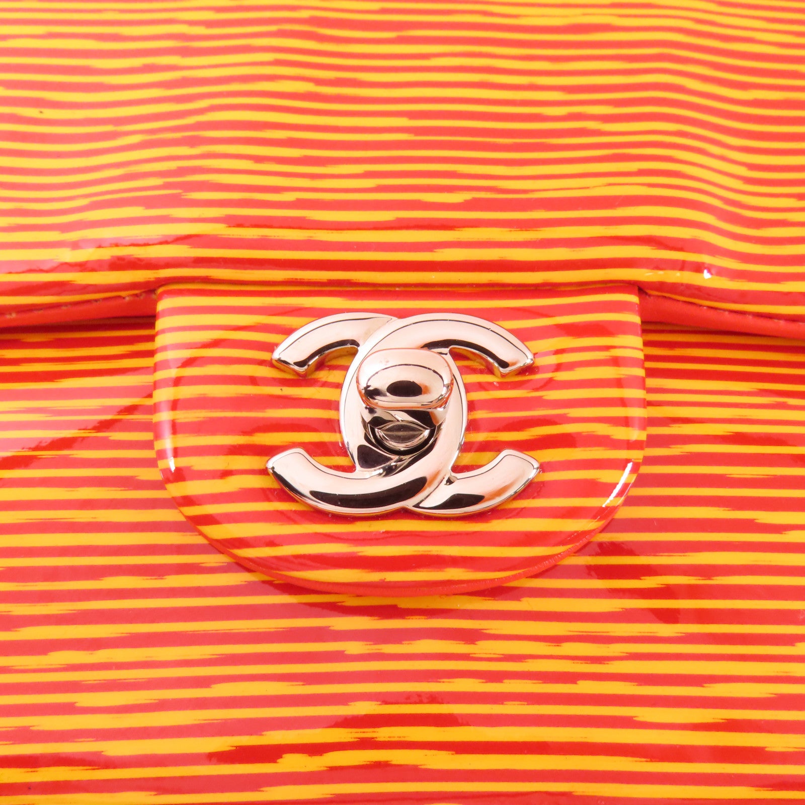 CHANEL 漆皮皮革Classic 25銀扣肩背袋