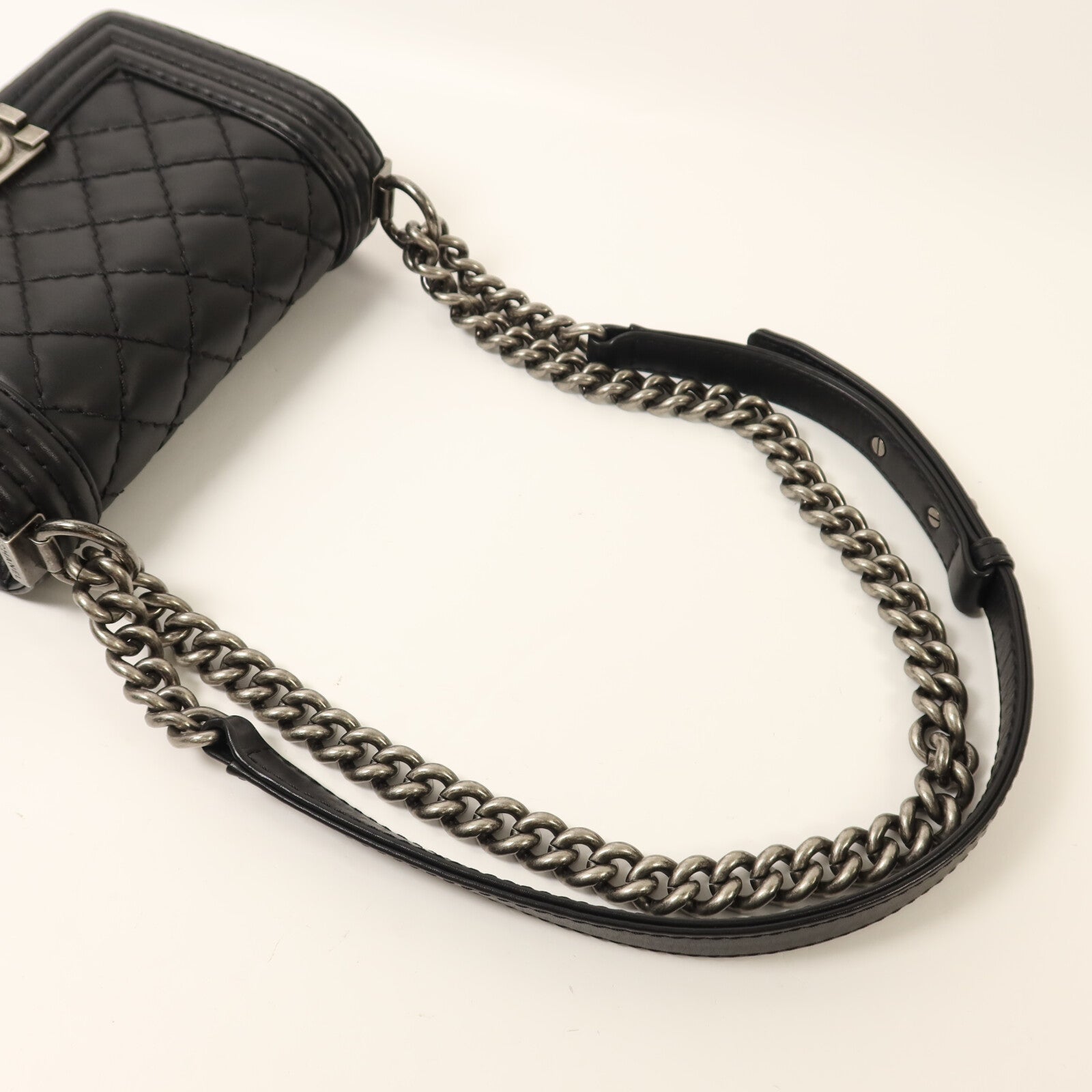 CHANEL 牛皮皮革Boy 20銀扣鏈帶肩背袋