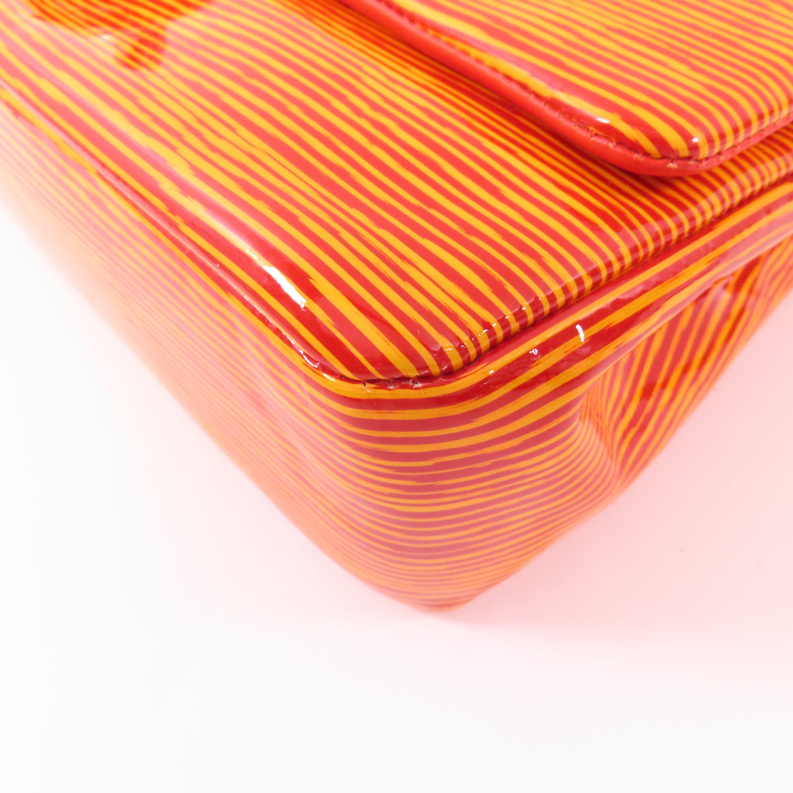 CHANEL 漆皮皮革Classic 25銀扣肩背袋