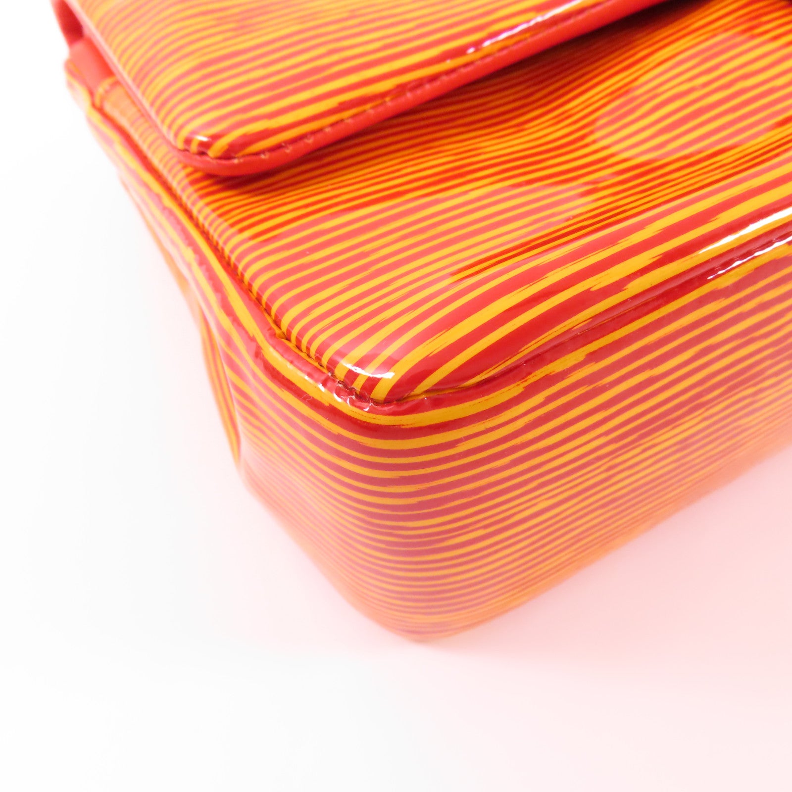 CHANEL 漆皮皮革Classic 25銀扣肩背袋