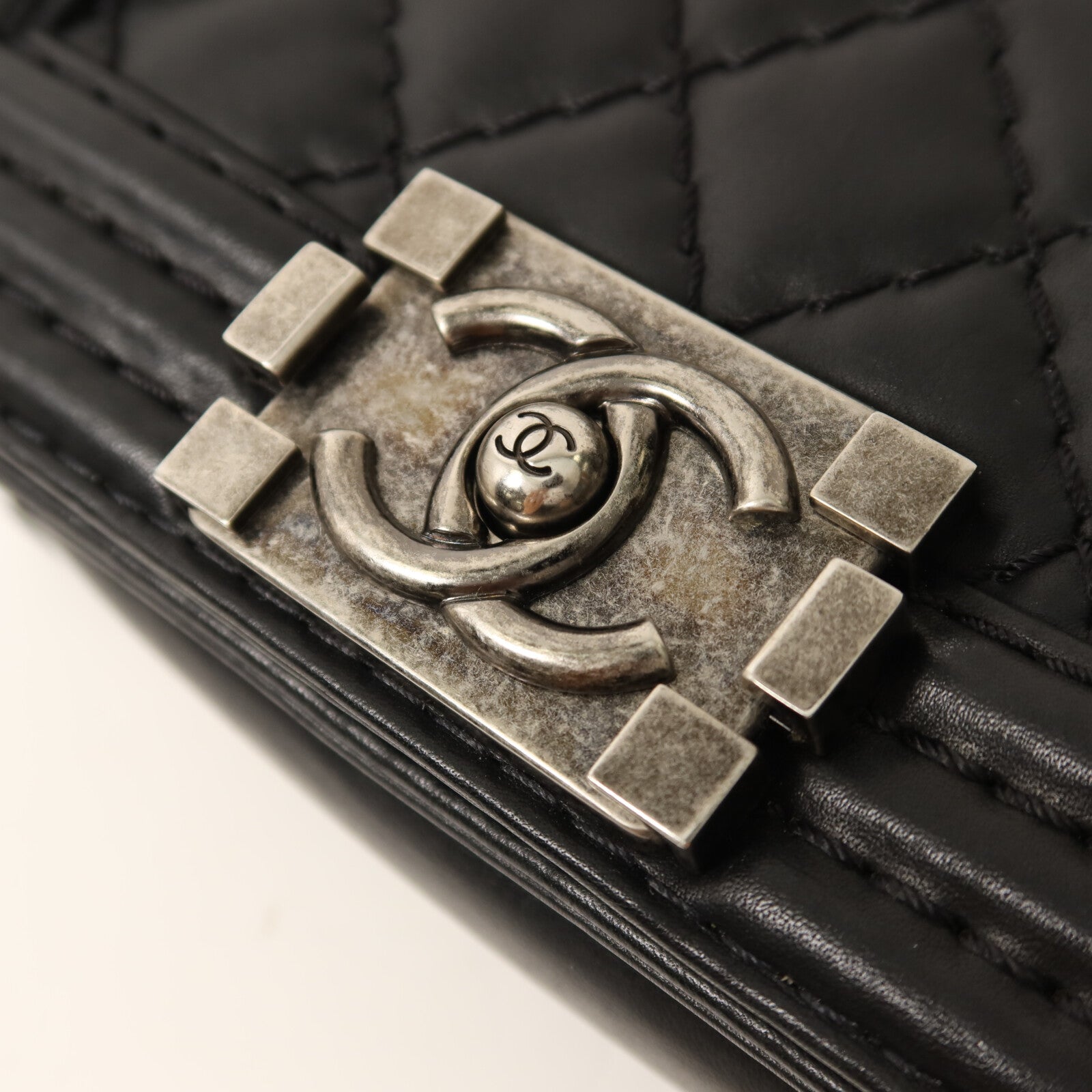 CHANEL 牛皮皮革Boy 20銀扣鏈帶肩背袋