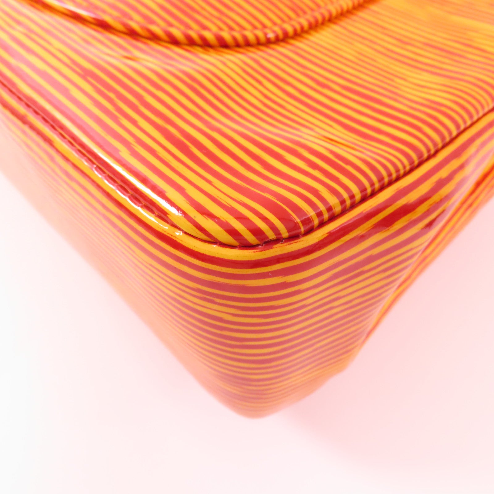 CHANEL 漆皮皮革Classic 25銀扣肩背袋