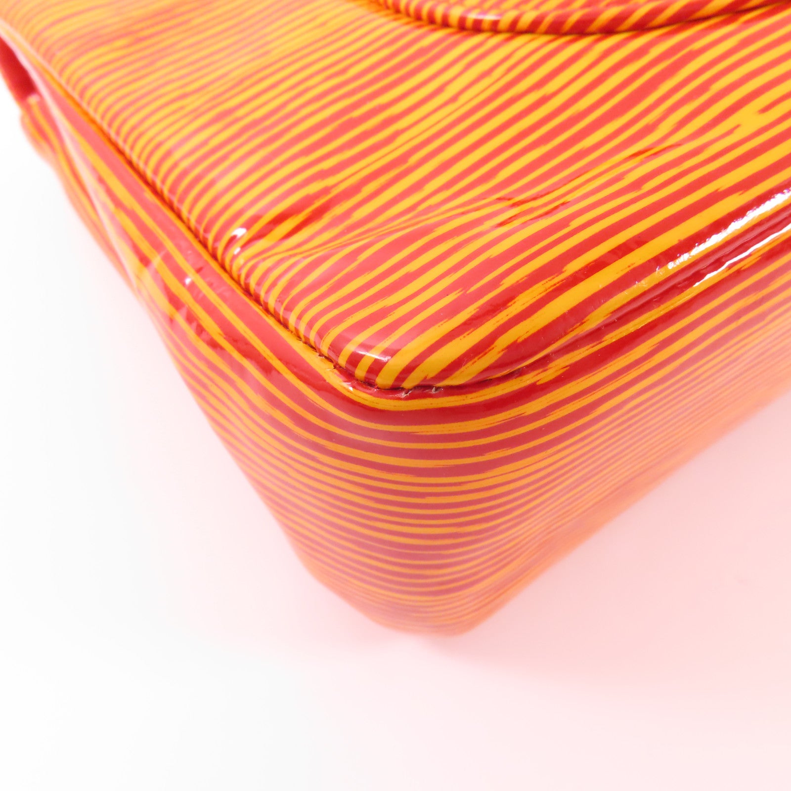 CHANEL 漆皮皮革Classic 25銀扣肩背袋