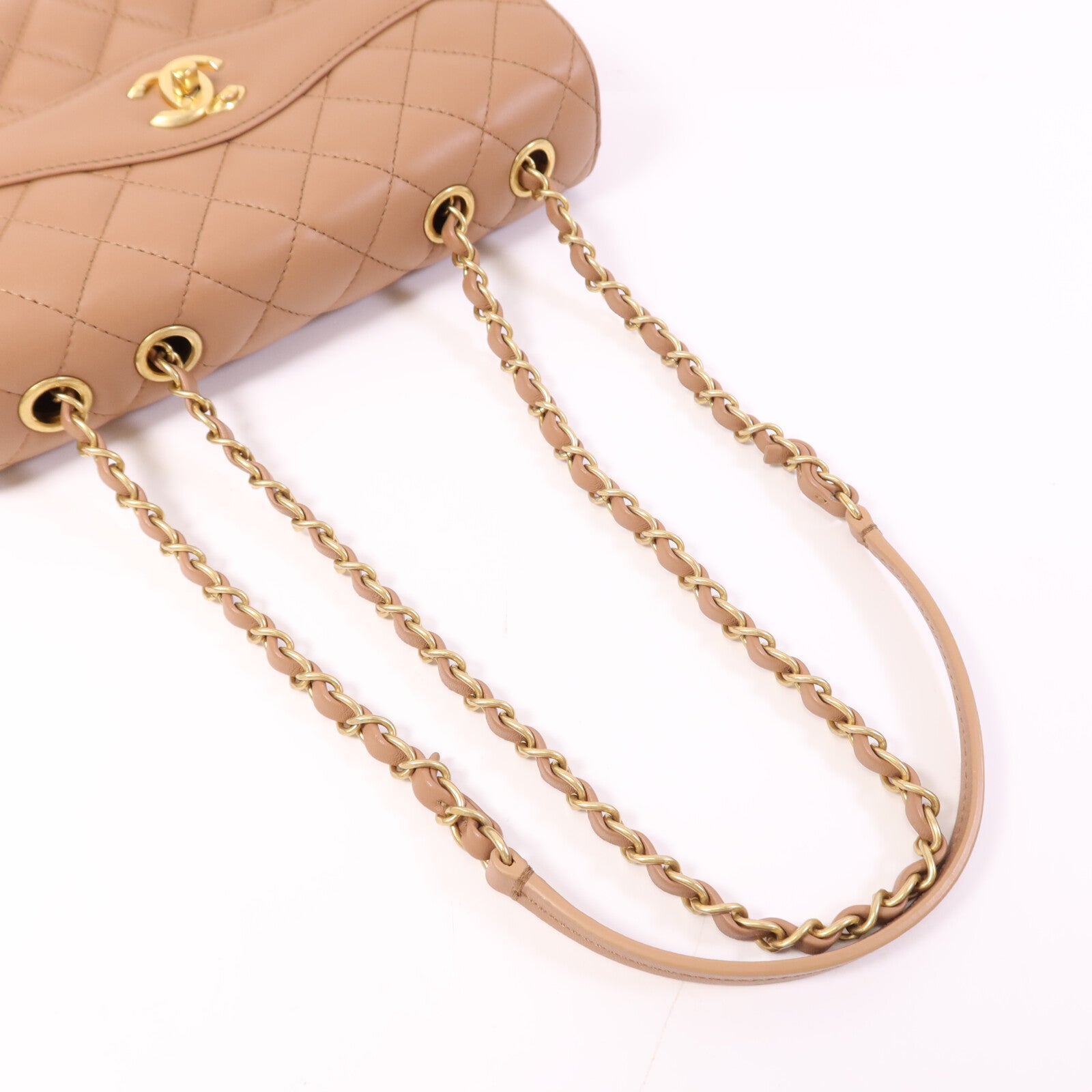 CHANEL 羊皮皮革金扣肩背袋 杏色