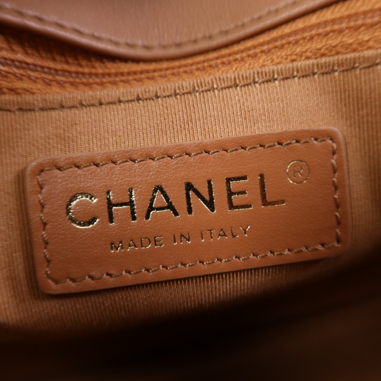 CHANEL 羊皮皮革金扣肩背袋 杏色