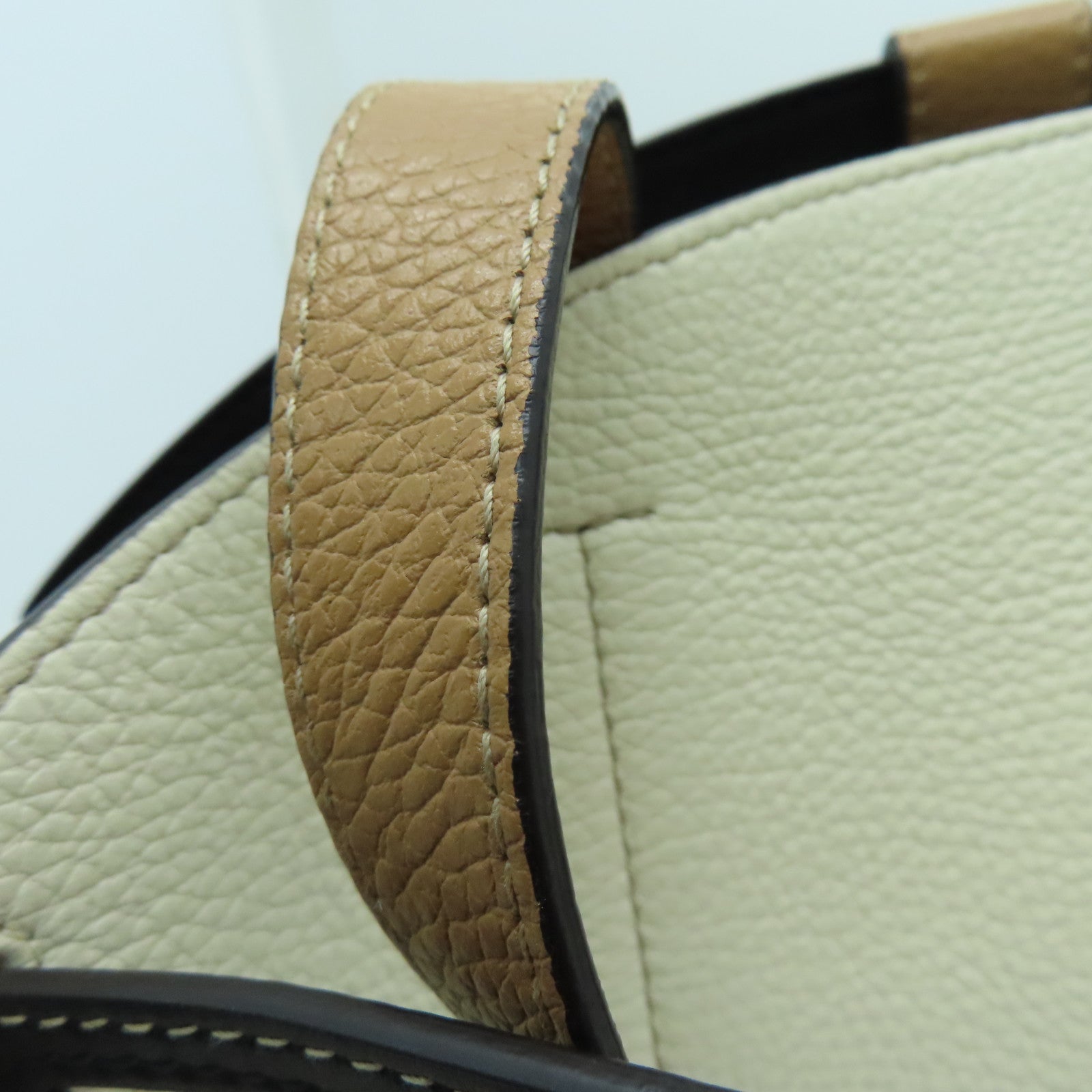 Furla 牛皮皮革Margherita金扣手挽袋白色/米色