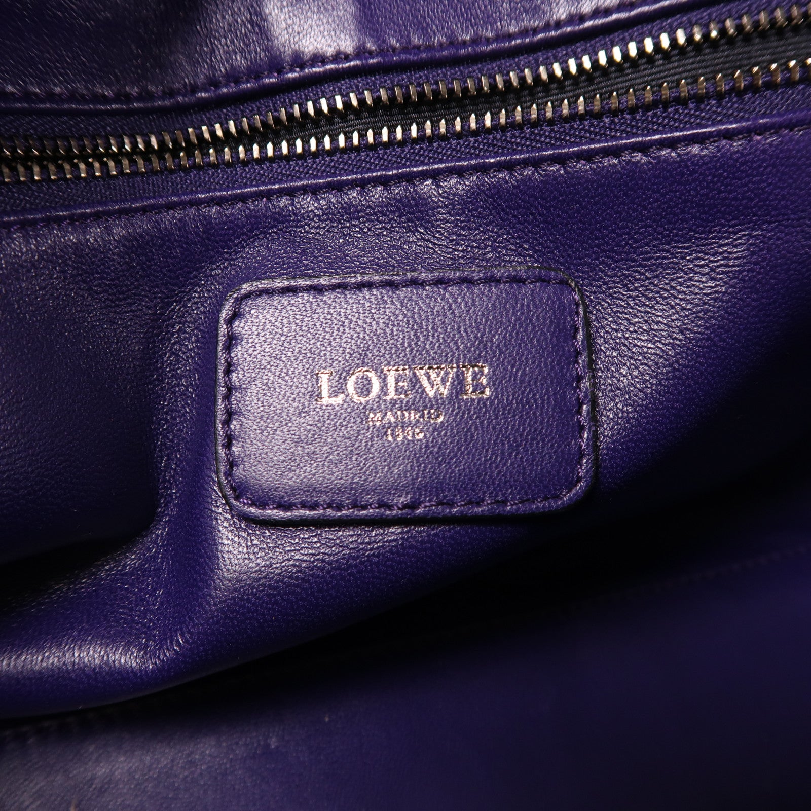 LOEWE 牛皮皮革Amazona銀扣手挽袋紫色