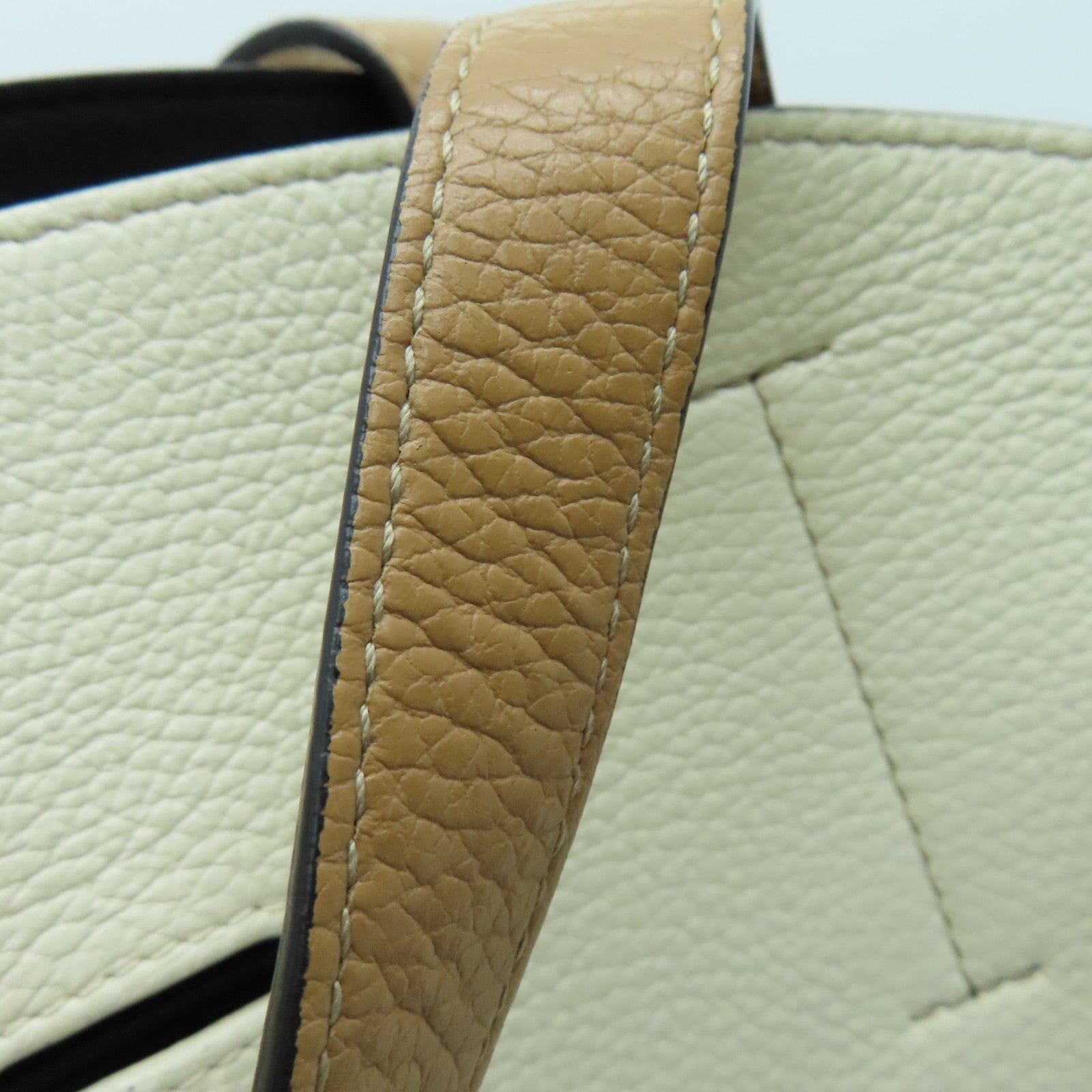Furla 牛皮皮革Margherita金扣手挽袋白色/米色