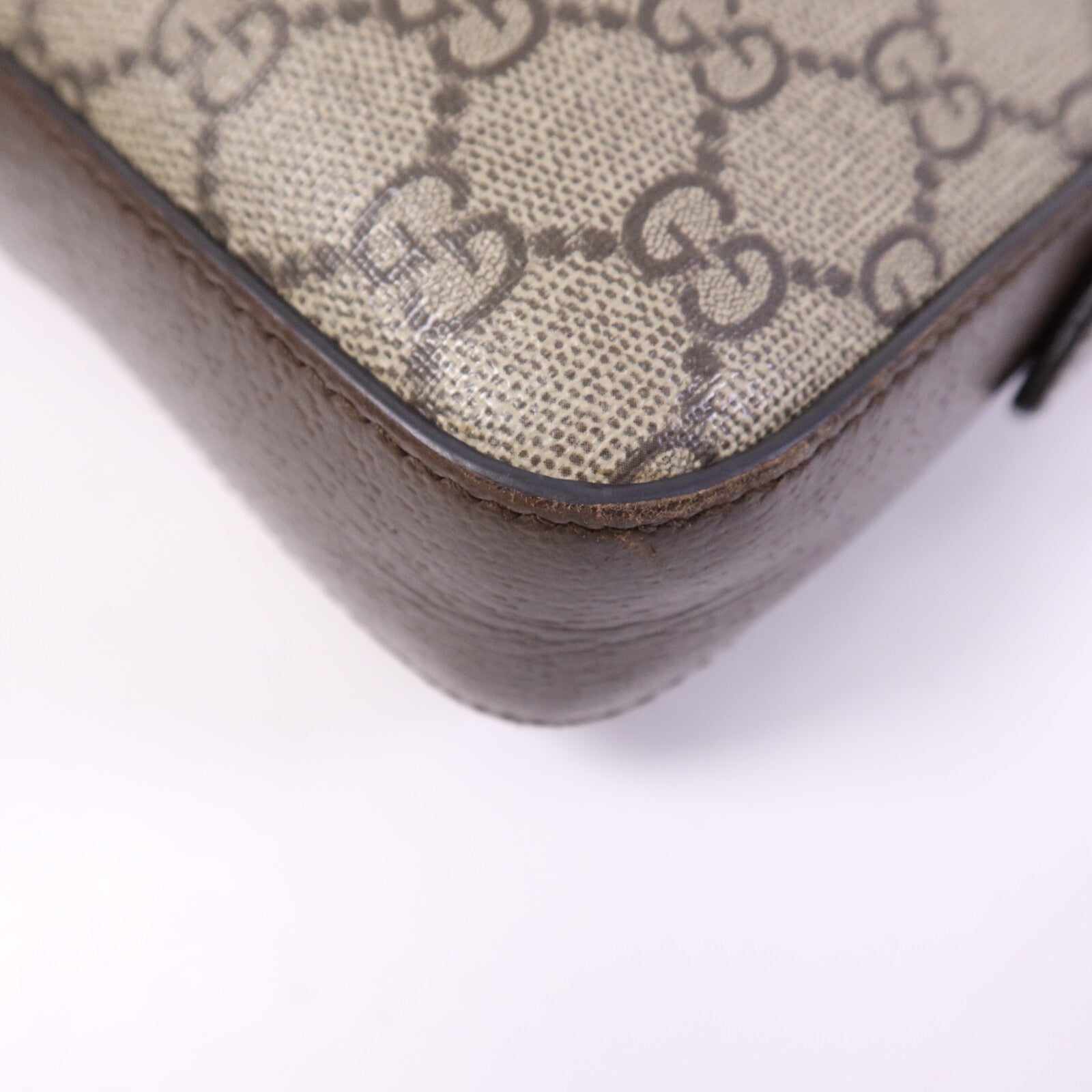 GUCCI 塗層帆布GG Supreme Wristlet Crossbody Bag金扣肩背袋