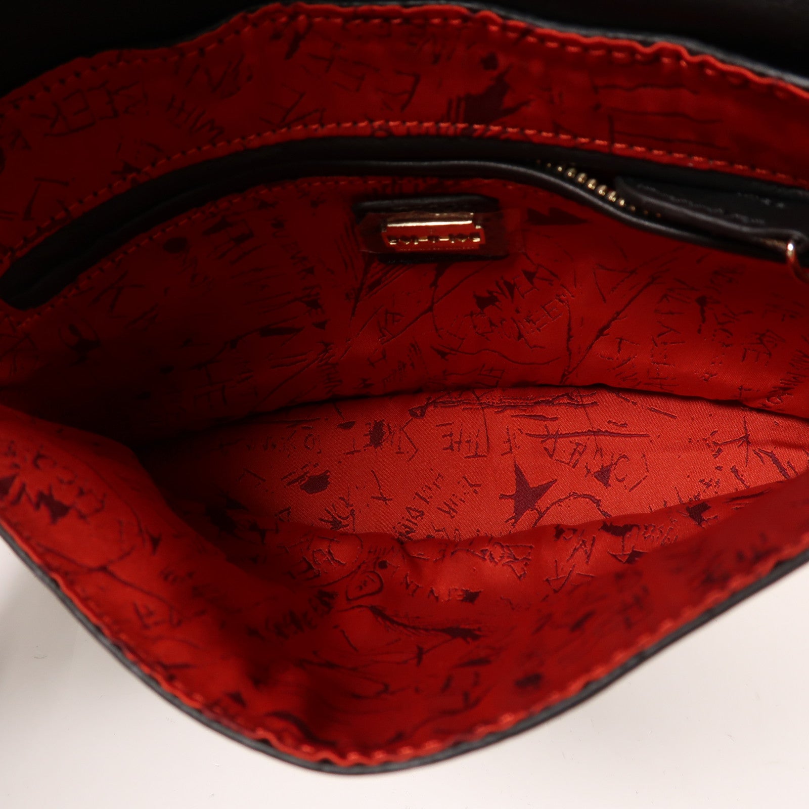 Alexander McQueen 牛皮皮革Pouch金扣手拿包黑色