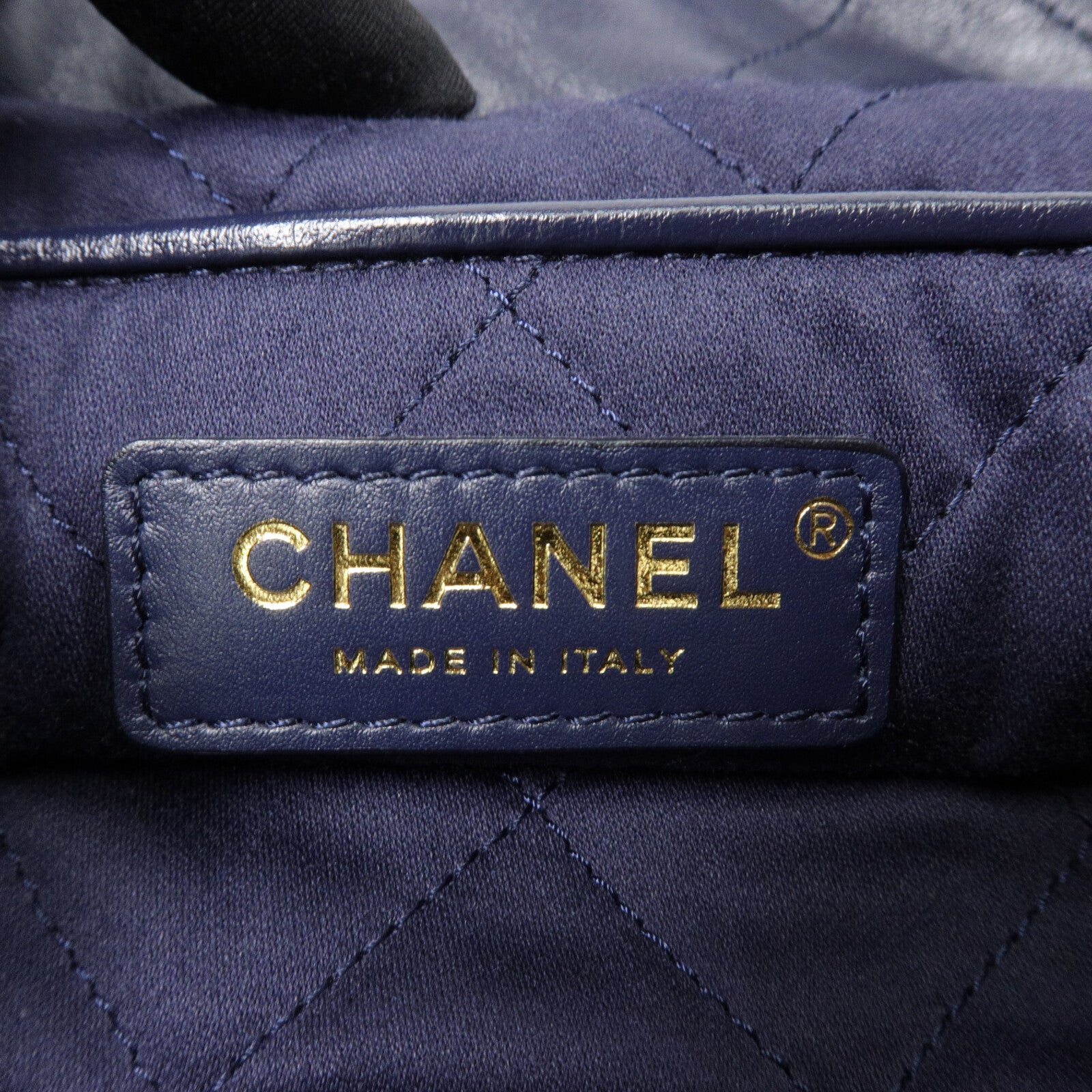 CHANEL 牛皮皮革Chanel 22 Medium鏈帶肩背袋