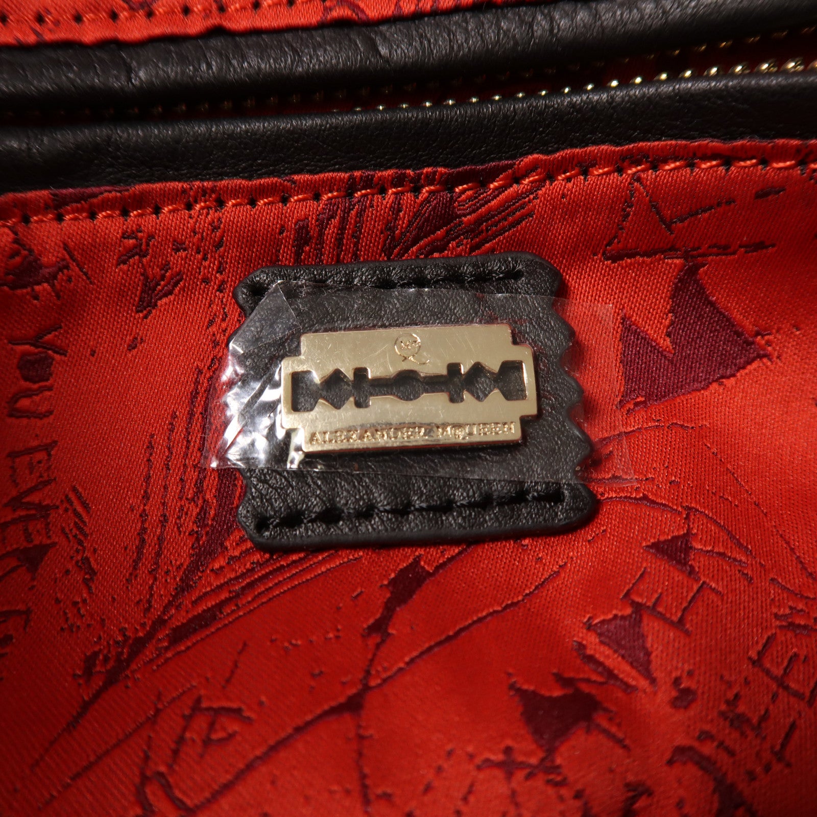 Alexander McQueen 牛皮皮革Pouch金扣手拿包黑色