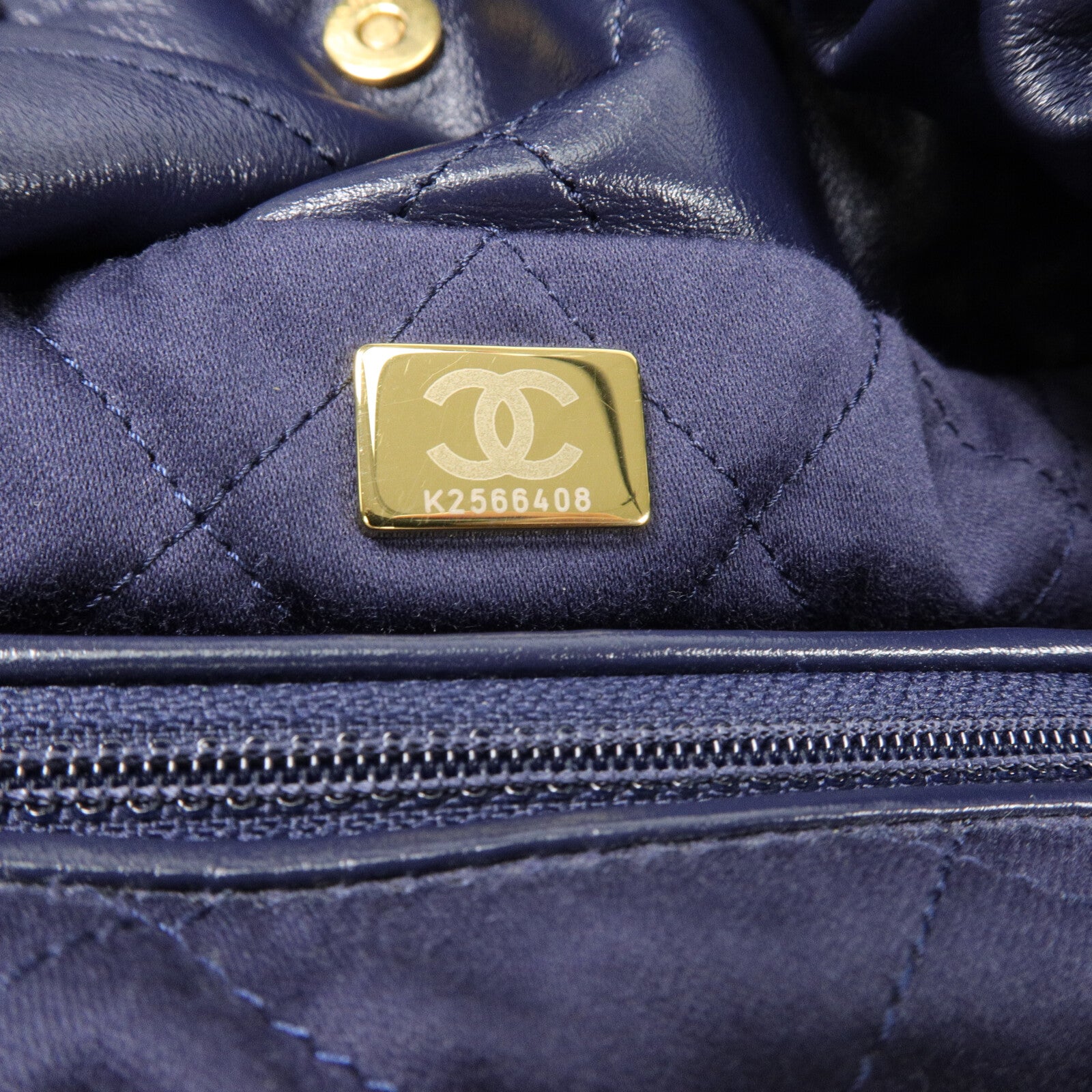 CHANEL 牛皮皮革Chanel 22 Medium鏈帶肩背袋