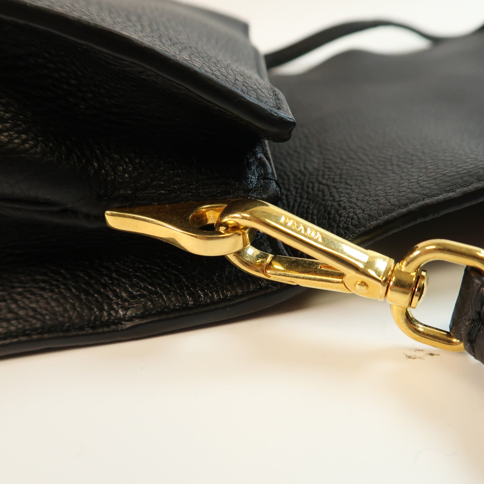 PRADA 牛皮皮革Shoulder Bag金扣肩背袋