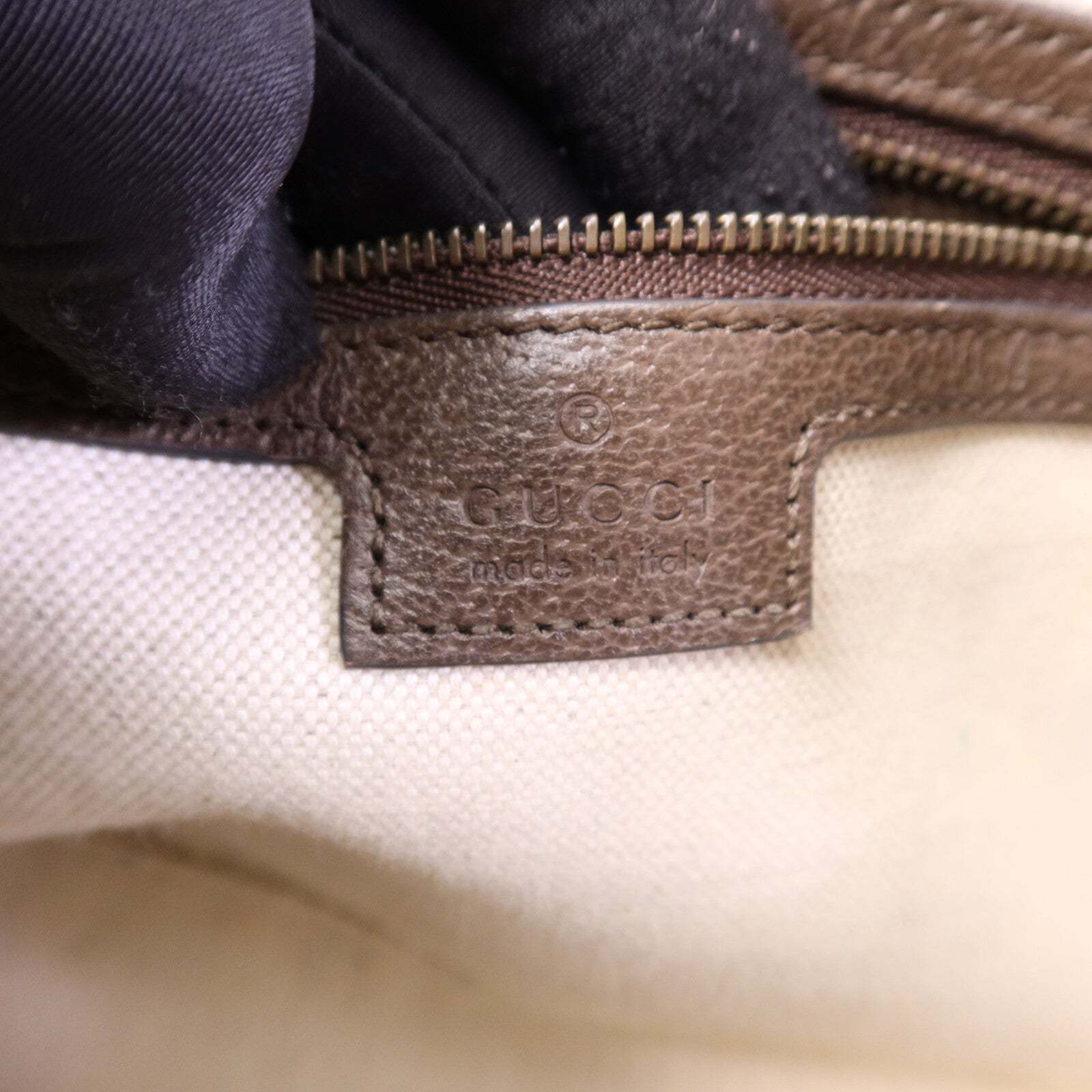 GUCCI 塗層帆布GG Supreme Wristlet Crossbody Bag金扣肩背袋