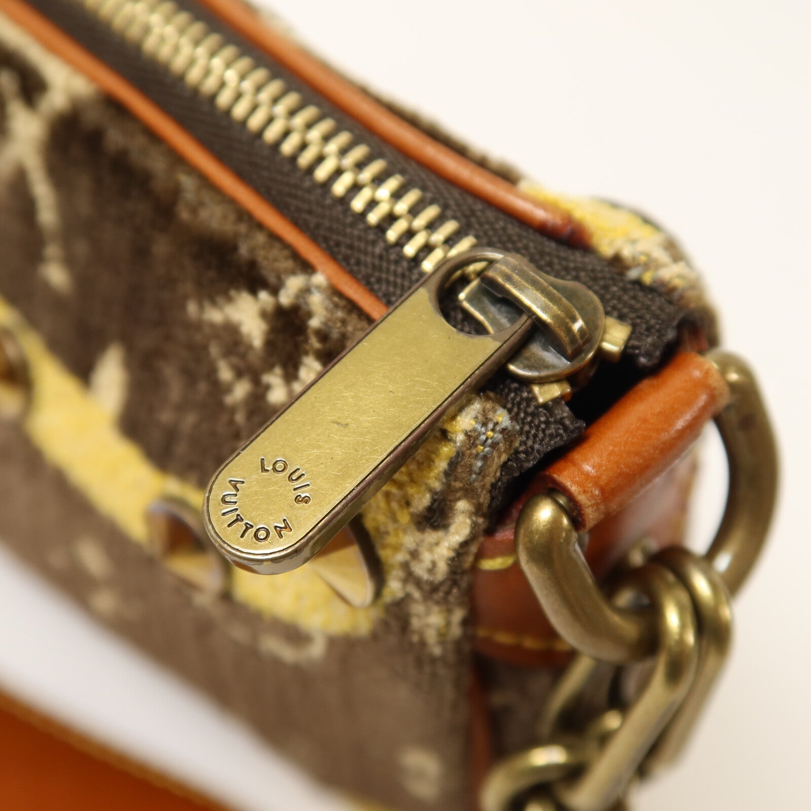 LOUIS VUITTON 牛皮皮革/絨布/鱷魚皮革L'oeil Pochette鏈帶肩背袋