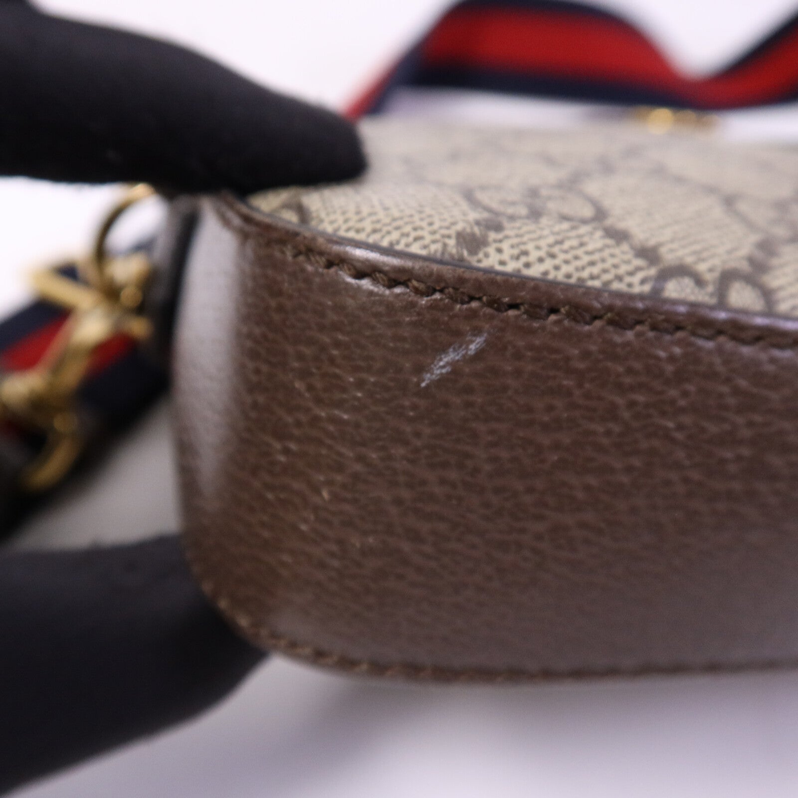 GUCCI 塗層帆布GG Supreme Wristlet Crossbody Bag金扣肩背袋
