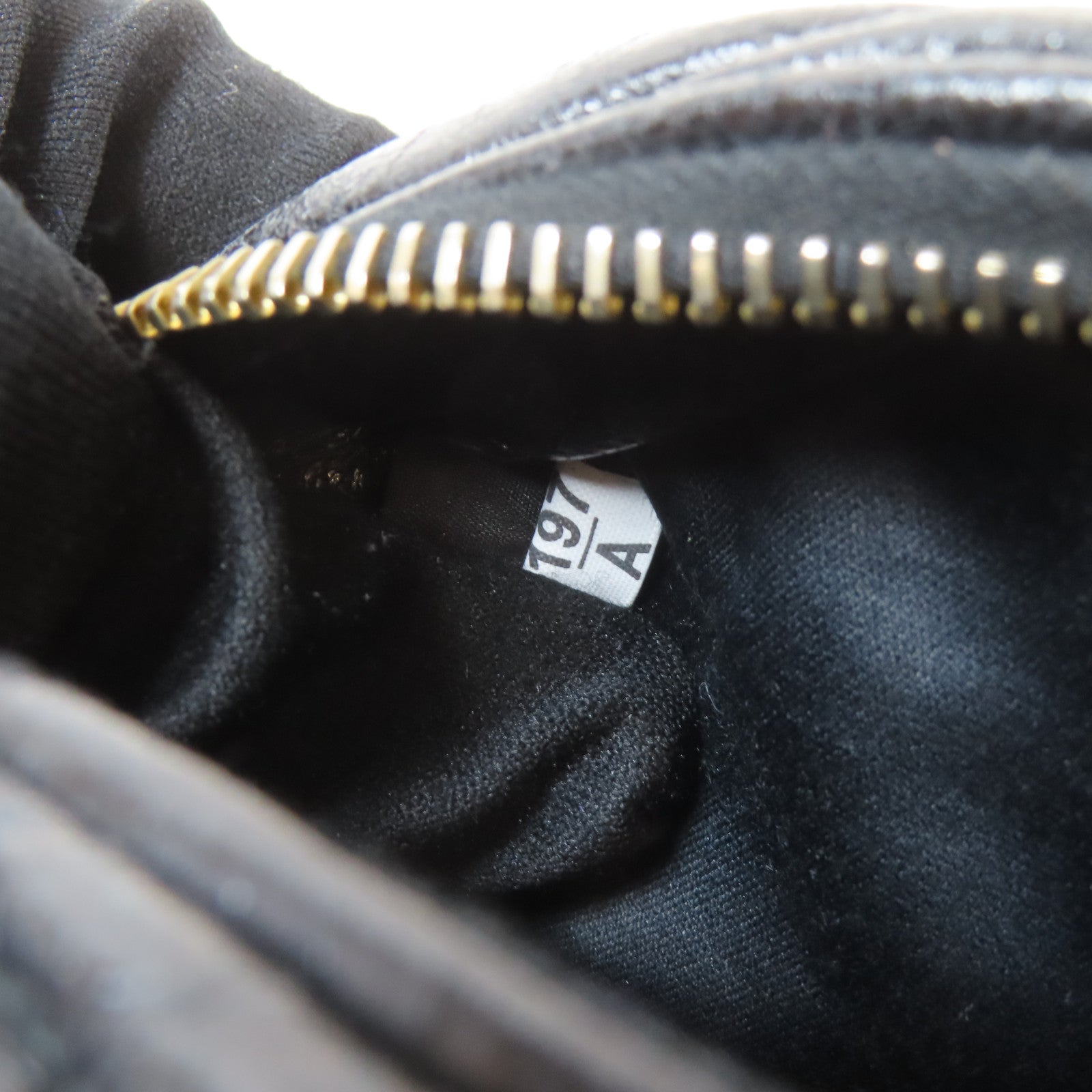 Miu Miu Matelasse皮革Shoulder Bag金扣肩背袋黑色