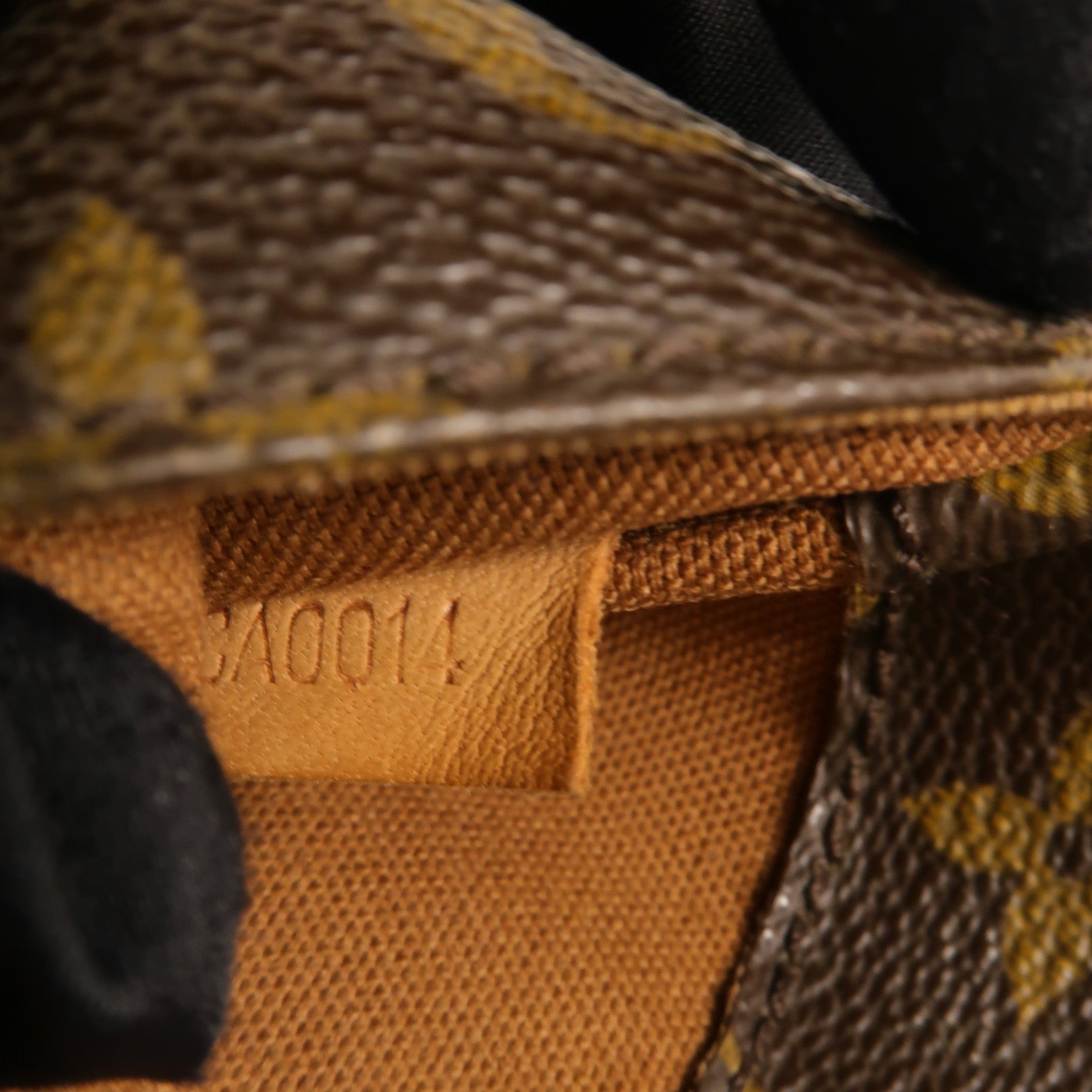 LOUIS VUITTON Monogram Pochette Gange金扣肩背袋