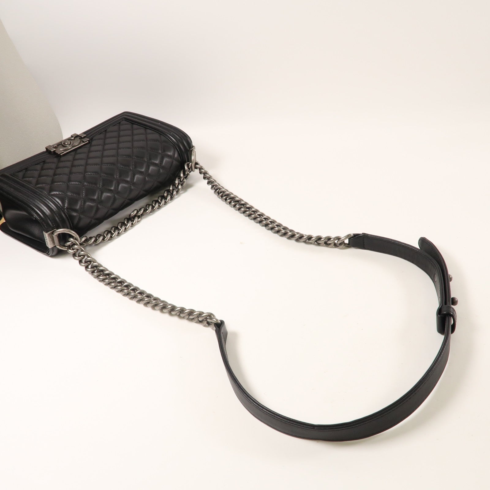 CHANEL 【激減優惠】菱格羊皮皮革Boy 25cm Chain Shoulder Bag銀扣鏈帶肩背袋黑色