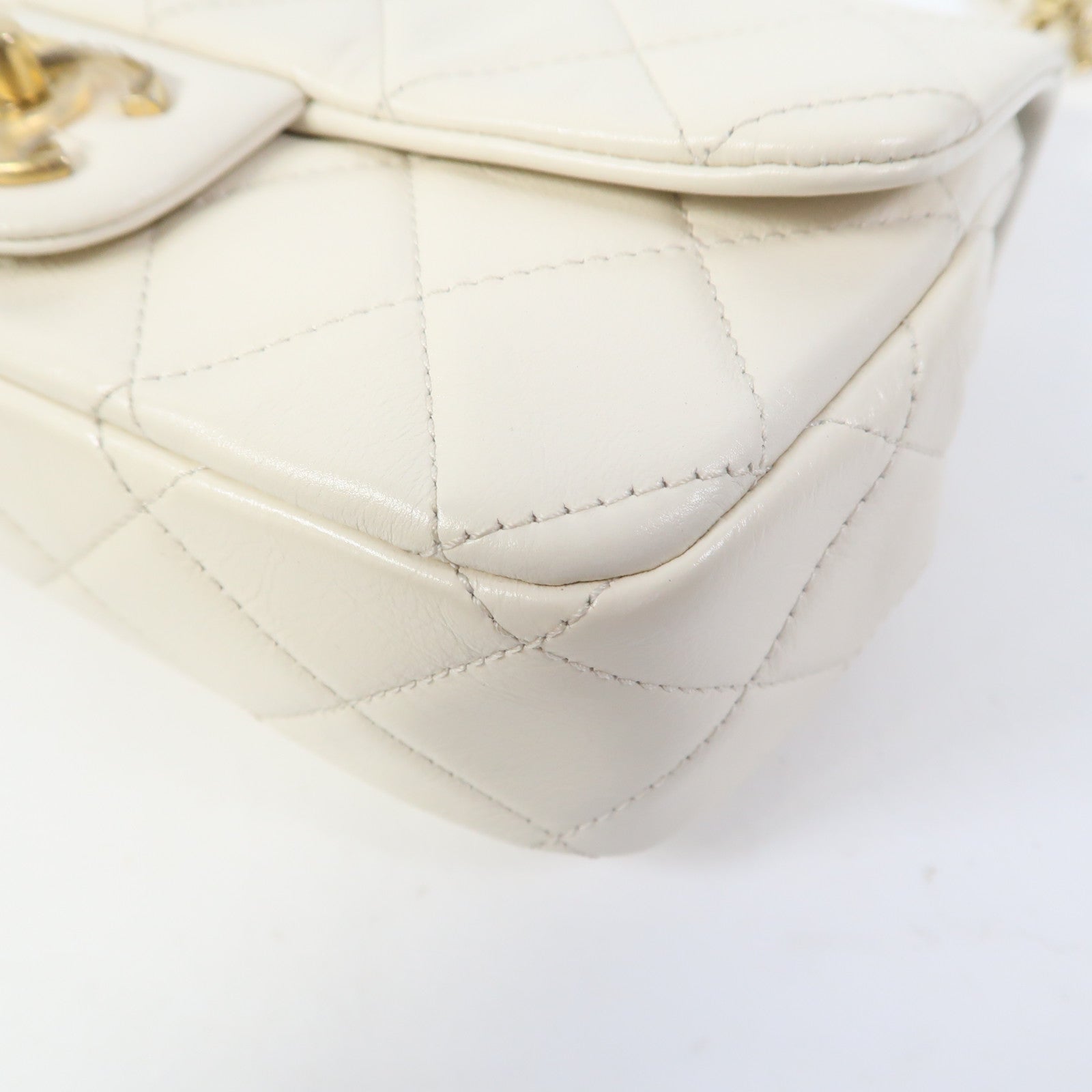 CHANEL 菱格牛皮皮革Mini Crystal Pearls Chain Flap金扣鏈帶肩背袋白色