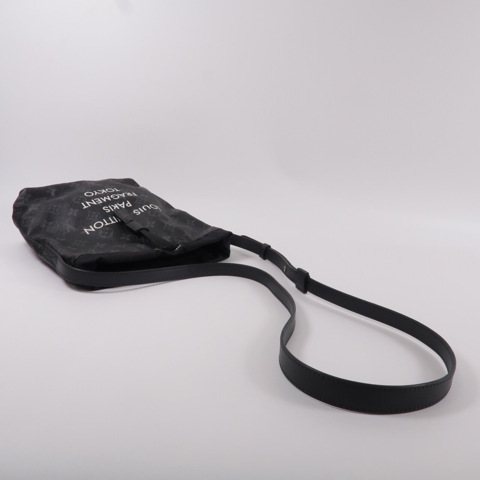 LOUIS VUITTON Monogram Eclipse LV x Hiroshi Fujiwara Fragment肩背袋