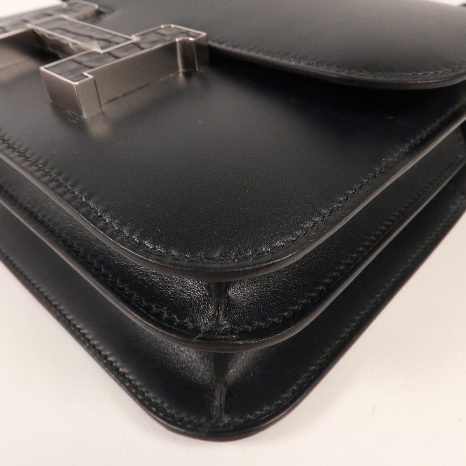 HERMES Monsieur/Crocodile皮革Mini Constance銀扣肩背袋