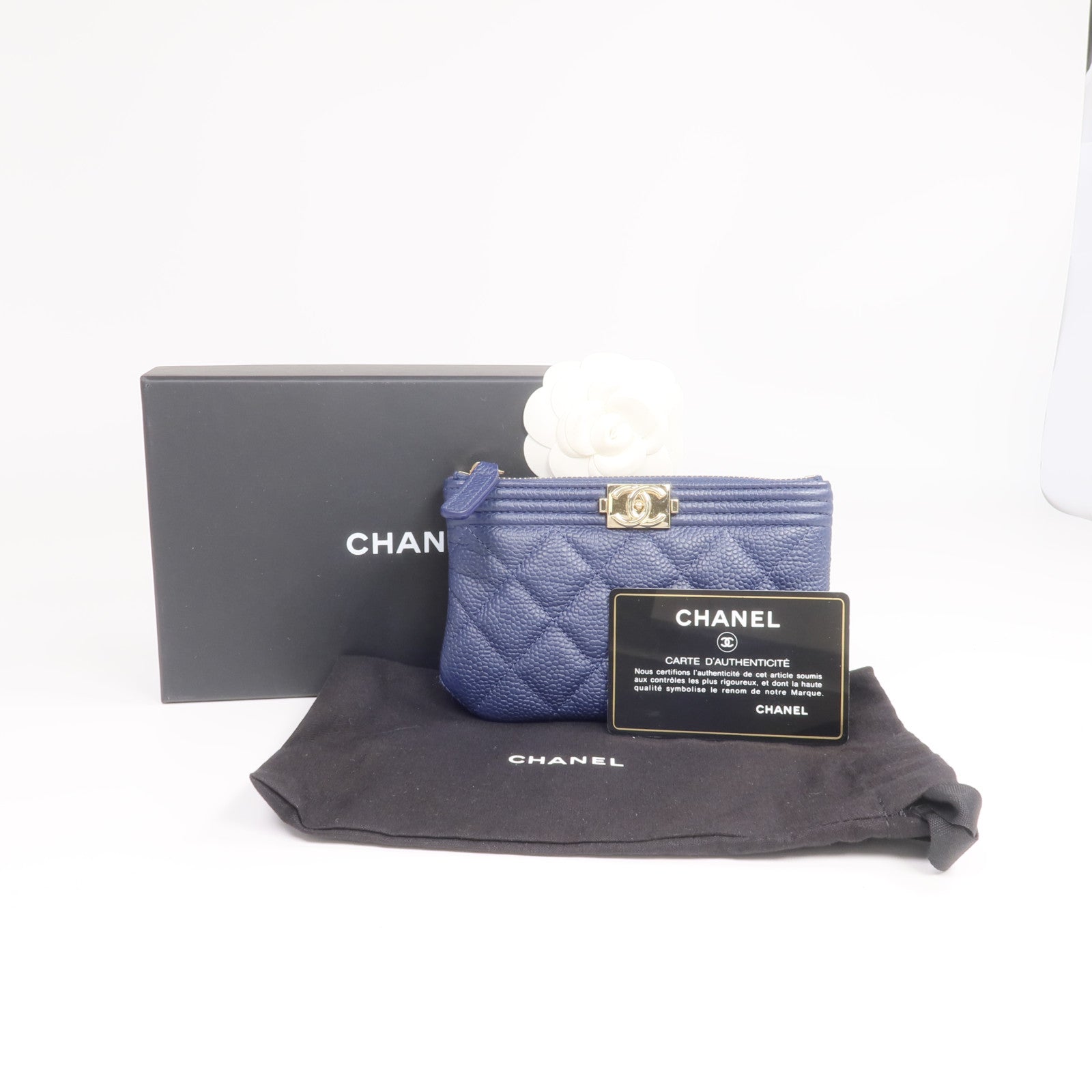 CHANEL 牛皮皮革Boy Pouch金扣手拿包