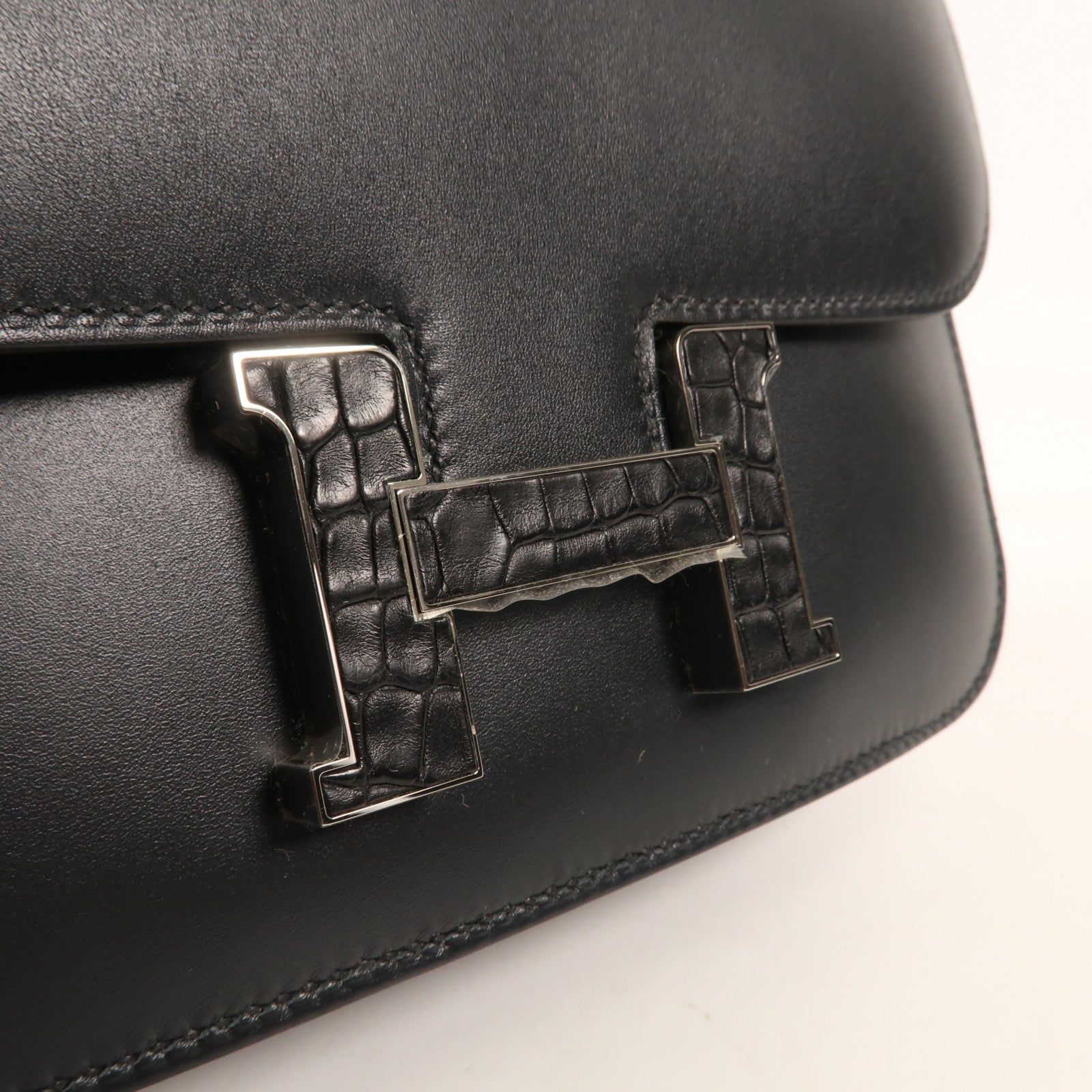 HERMES Monsieur/Crocodile皮革Mini Constance銀扣肩背袋