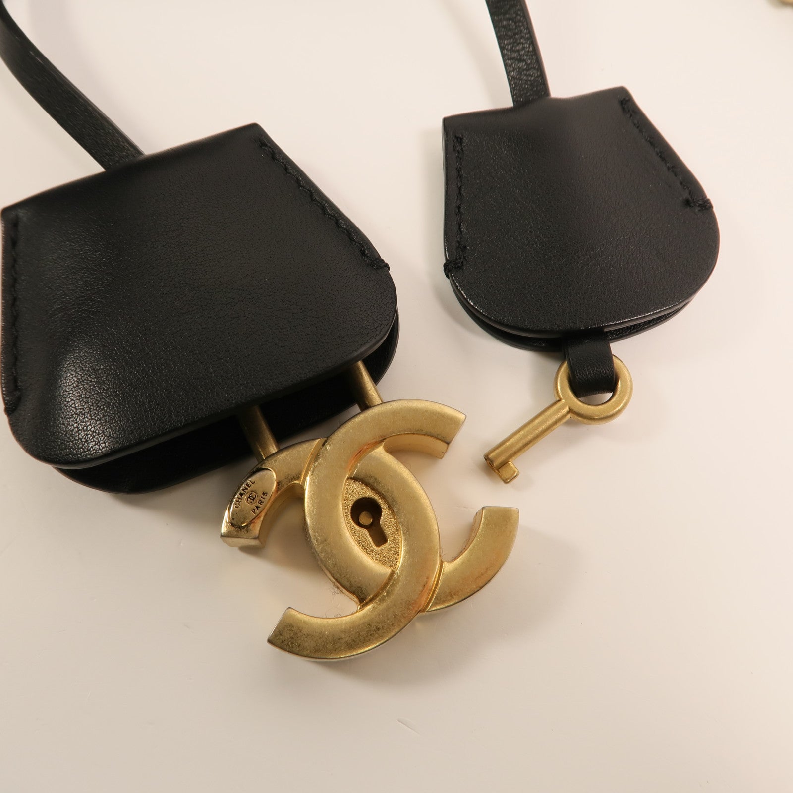 CHANEL 牛皮皮革Vanity Case金扣手挽肩背兩用袋