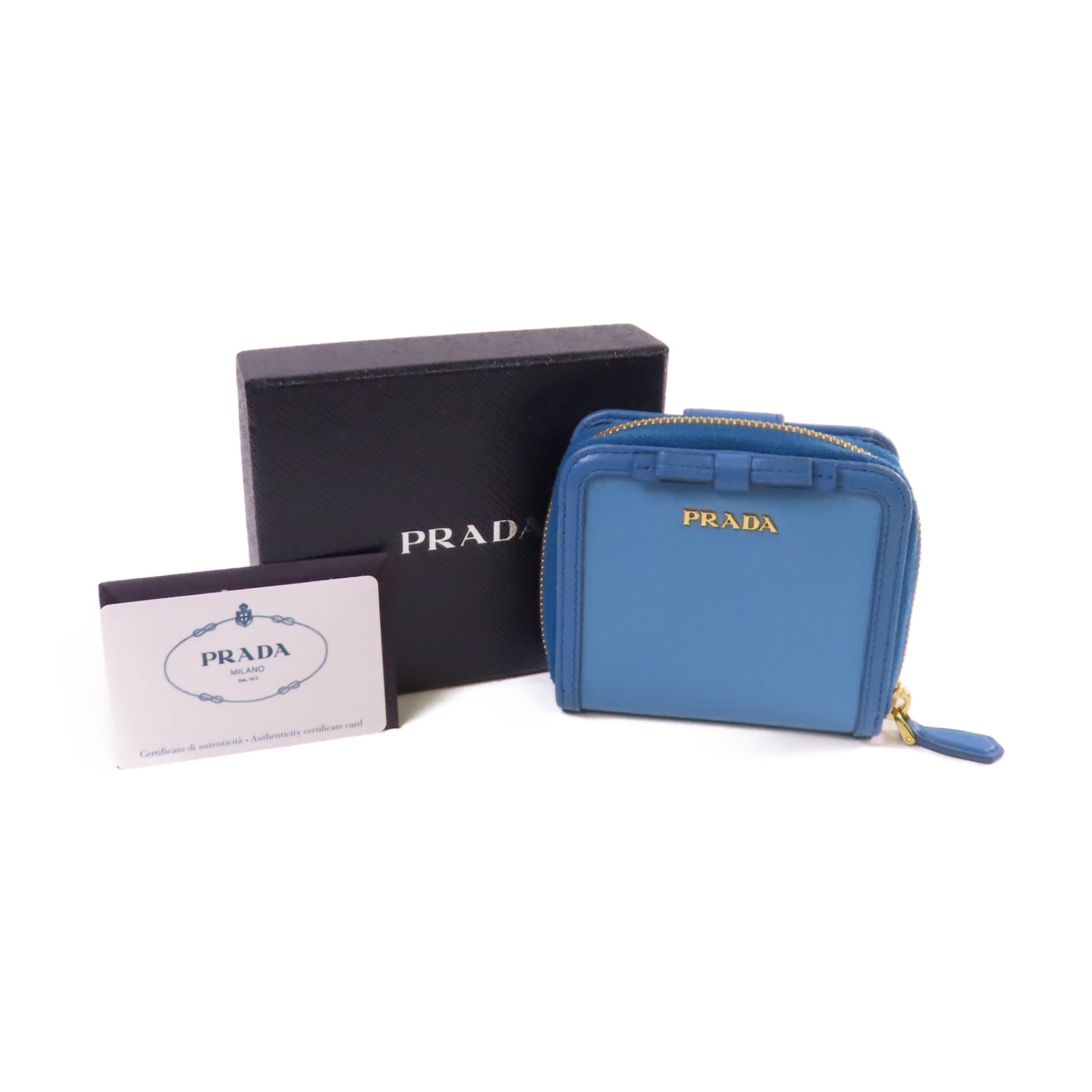 PRADA 牛皮皮革Round Zip Wallet金扣拉鏈短錢包淺藍色