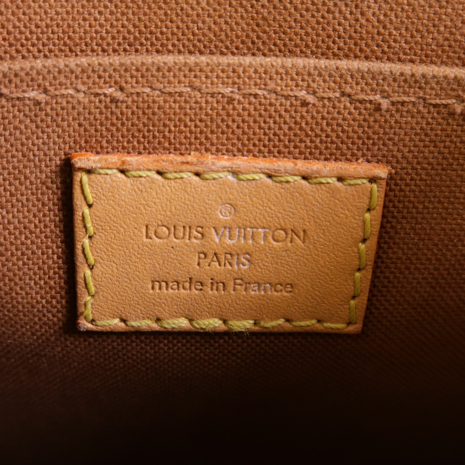 LOUIS VUITTON Monogram Petit Sac Plat金扣手挽肩背兩用袋Monogram Petit Sac Plat金扣手挽肩背兩用袋