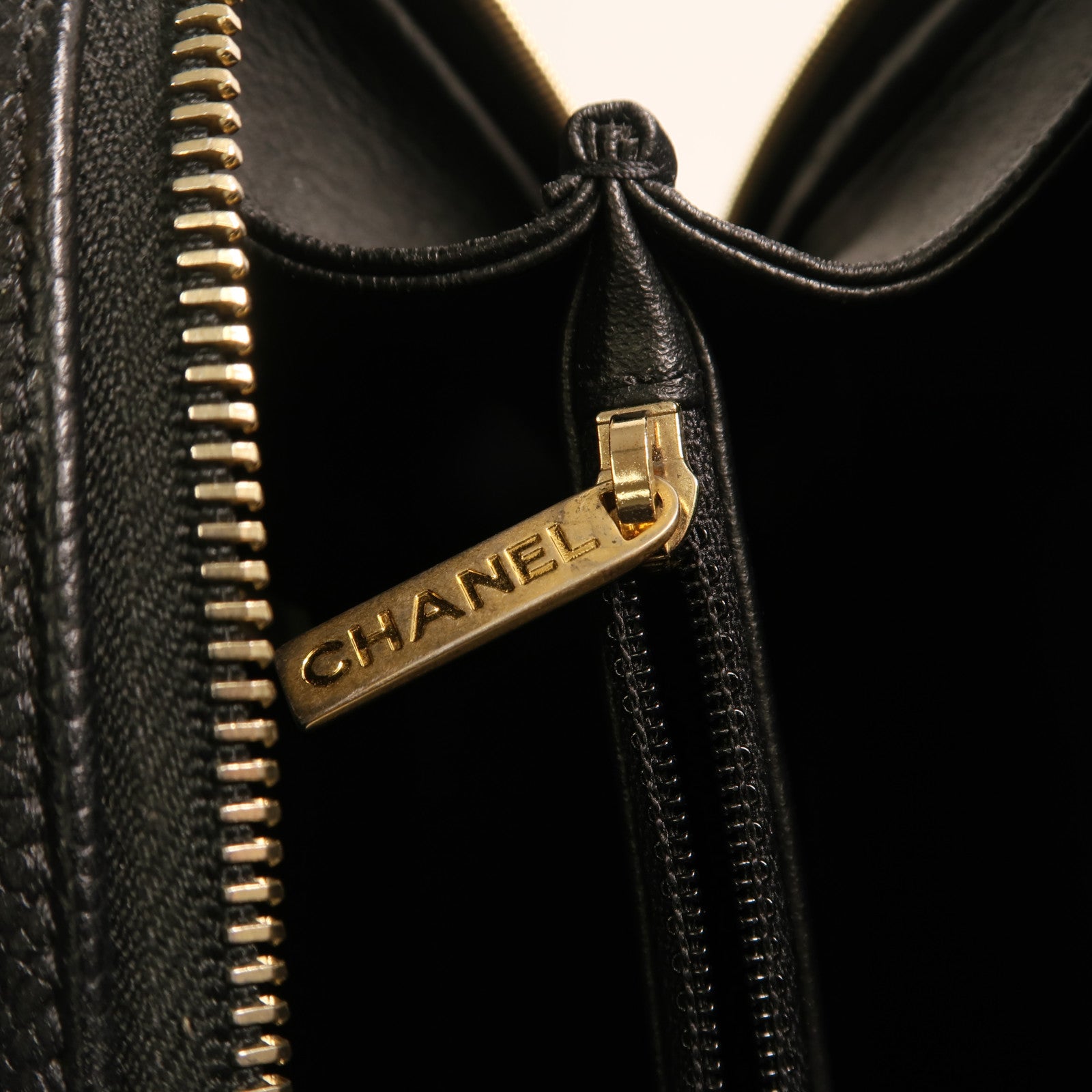CHANEL 牛皮皮革Vanity Case金扣手挽肩背兩用袋