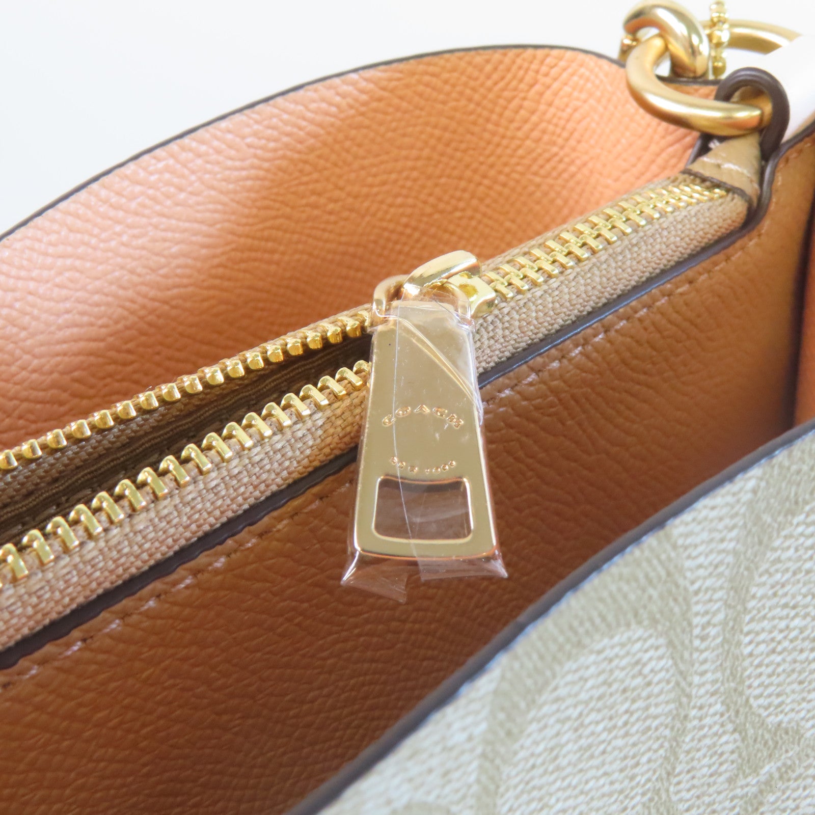 COACH 【激減優惠】塗層帆布Town Bucket Small金扣手挽肩背兩用袋米色/淺啡色