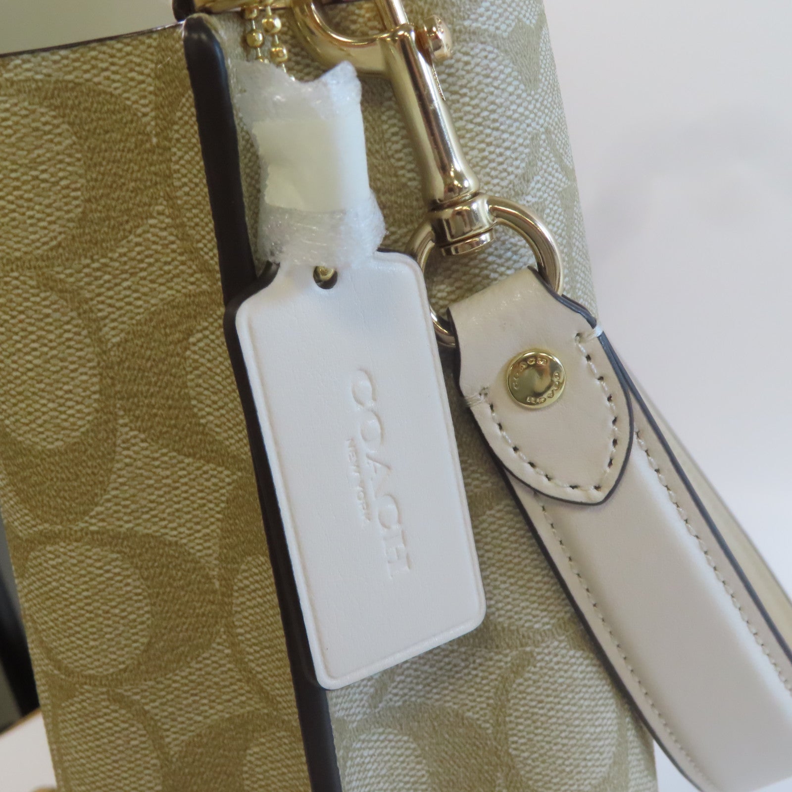 COACH 【激減優惠】塗層帆布Town Bucket Small金扣手挽肩背兩用袋米色/淺啡色