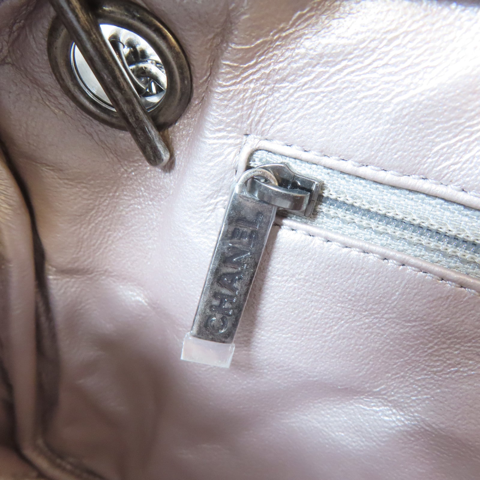 CHANEL 【激減優惠】菱格牛皮皮革2.55黑扣鏈帶肩背袋銀色