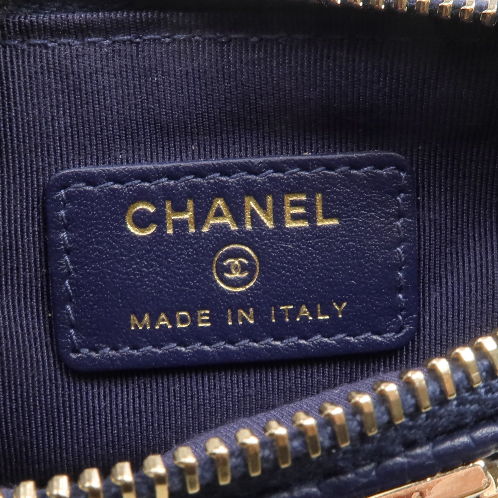 CHANEL 牛皮皮革Boy Pouch金扣手拿包