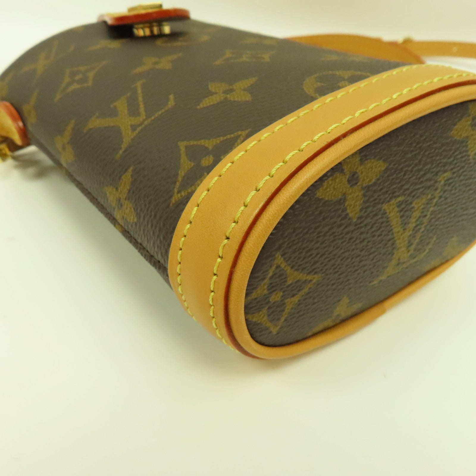 LOUIS VUITTON Monogram Fold Me Pouch金扣肩背袋啡色