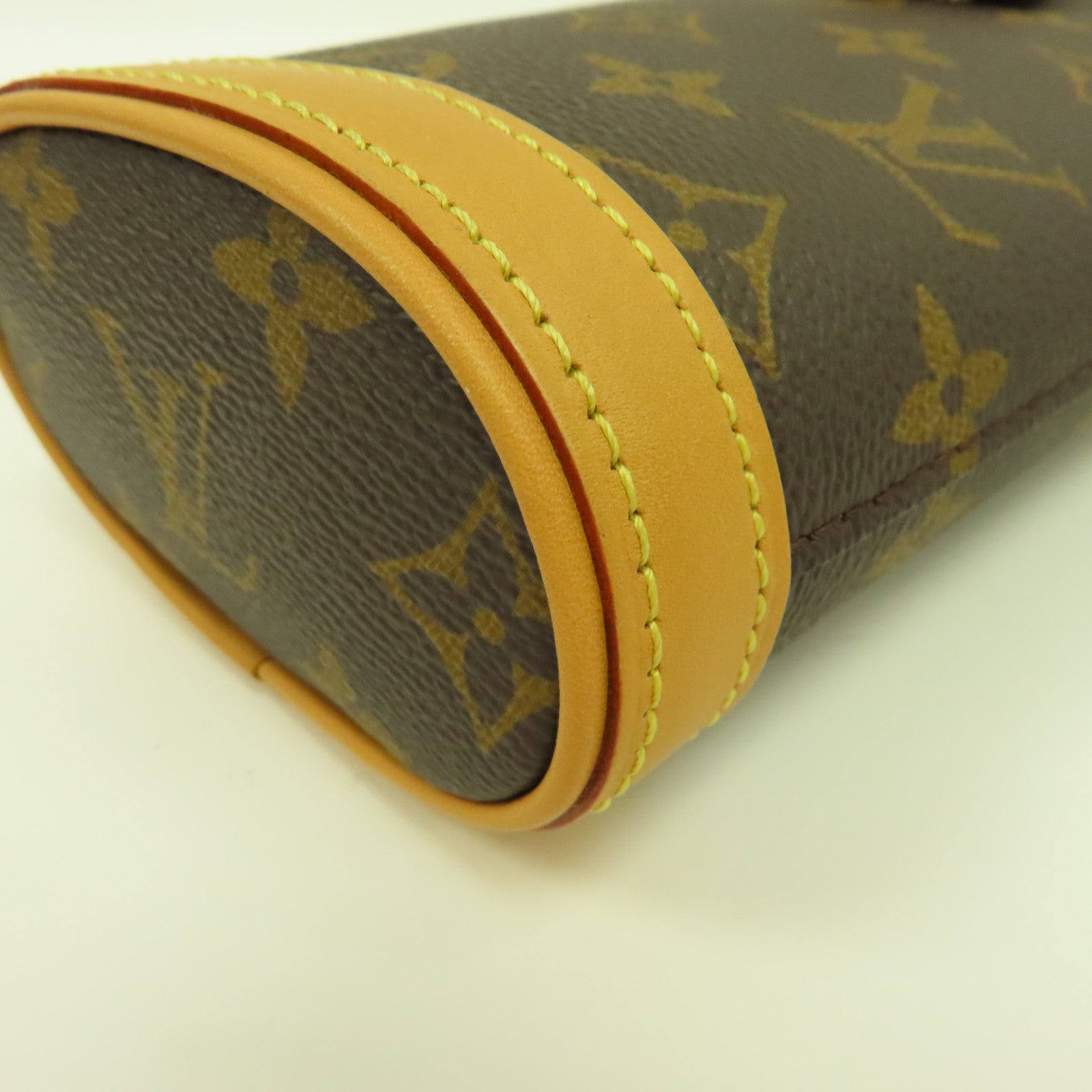 LOUIS VUITTON Monogram Fold Me Pouch金扣肩背袋啡色