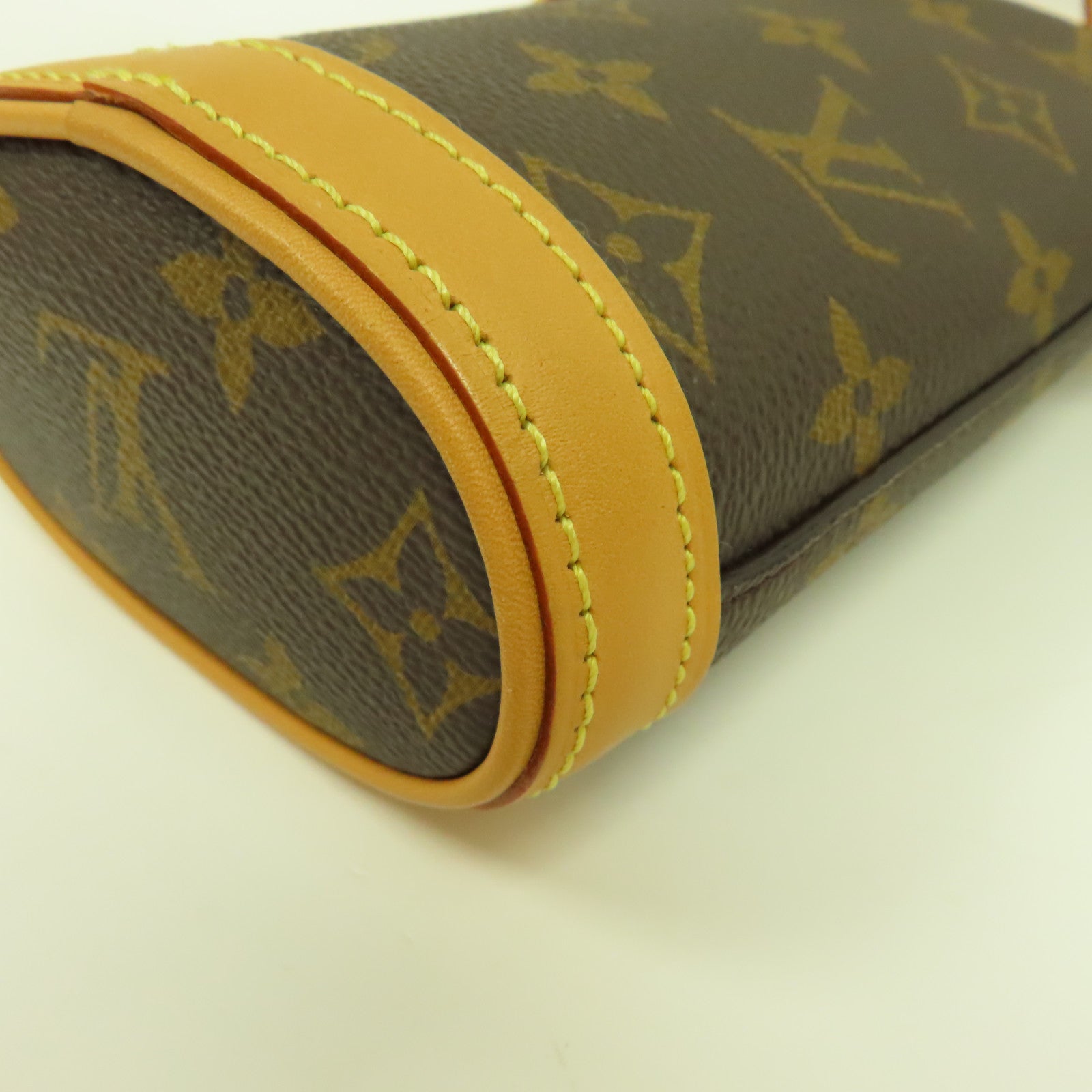 LOUIS VUITTON Monogram Fold Me Pouch金扣肩背袋啡色