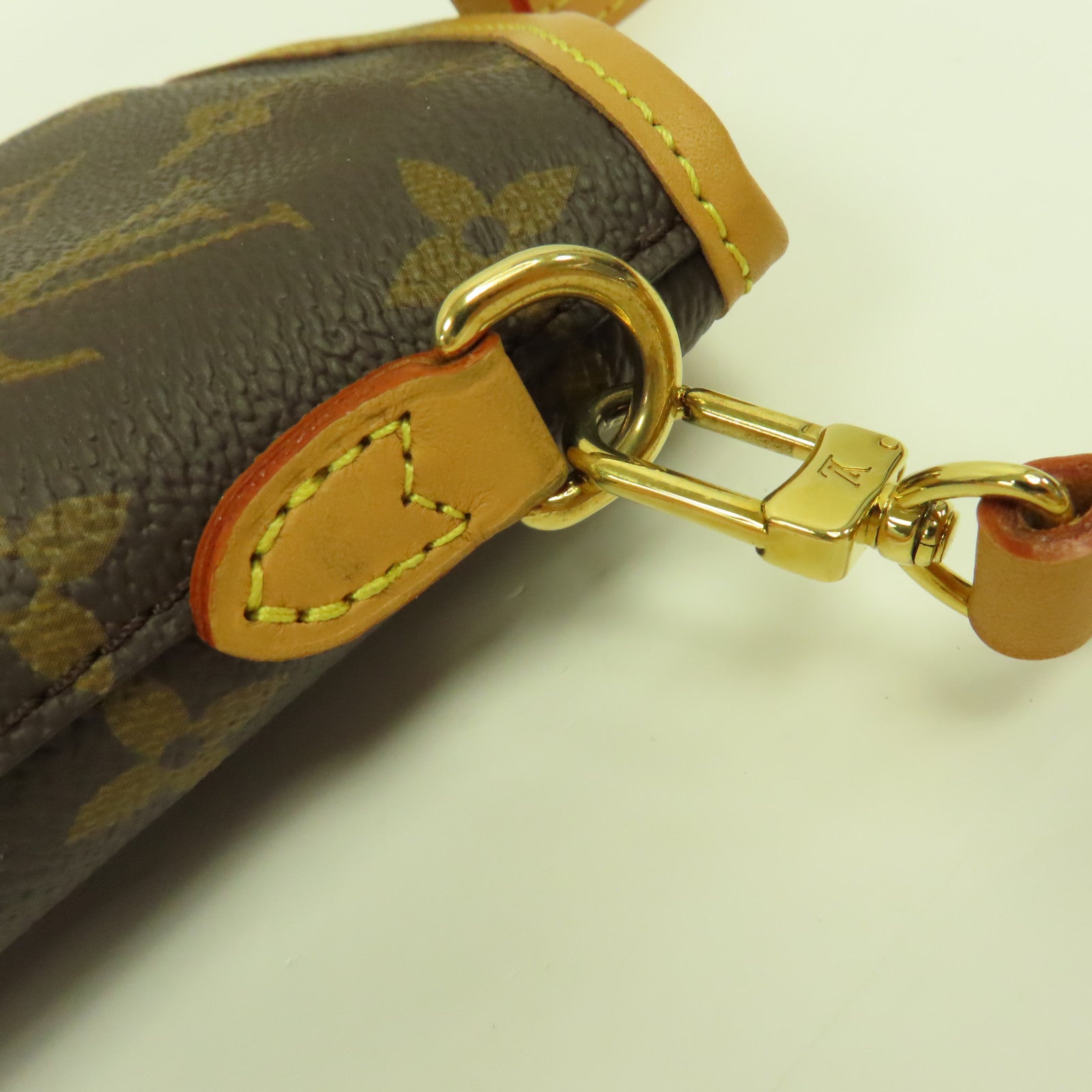 LOUIS VUITTON Monogram Fold Me Pouch金扣肩背袋啡色