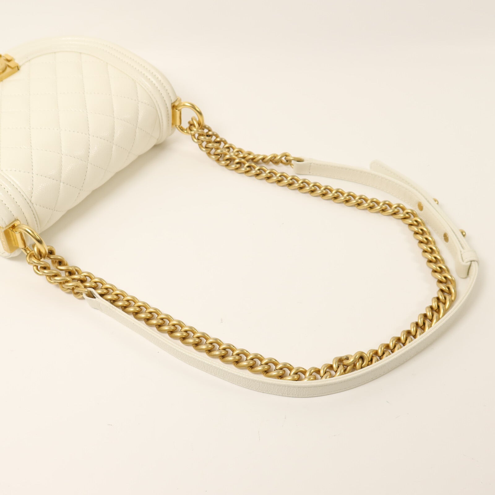CHANEL 牛皮皮革Small Boy Messenger Bag金扣鏈帶肩背袋