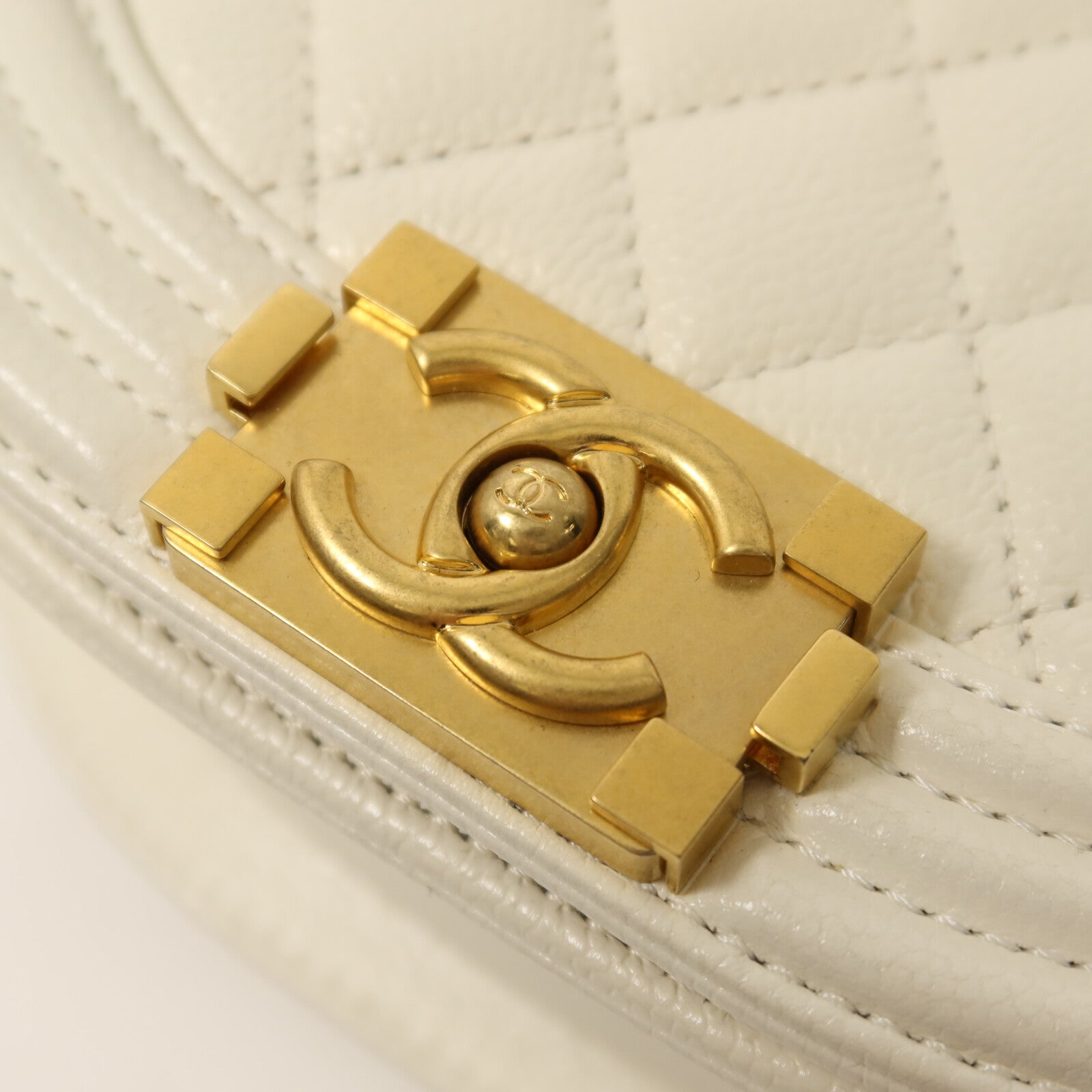 CHANEL 牛皮皮革Small Boy Messenger Bag金扣鏈帶肩背袋