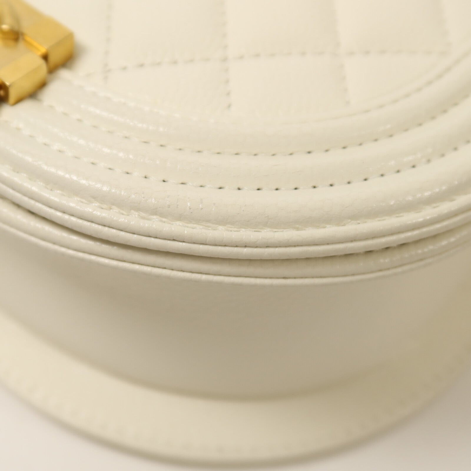 CHANEL 牛皮皮革Small Boy Messenger Bag金扣鏈帶肩背袋