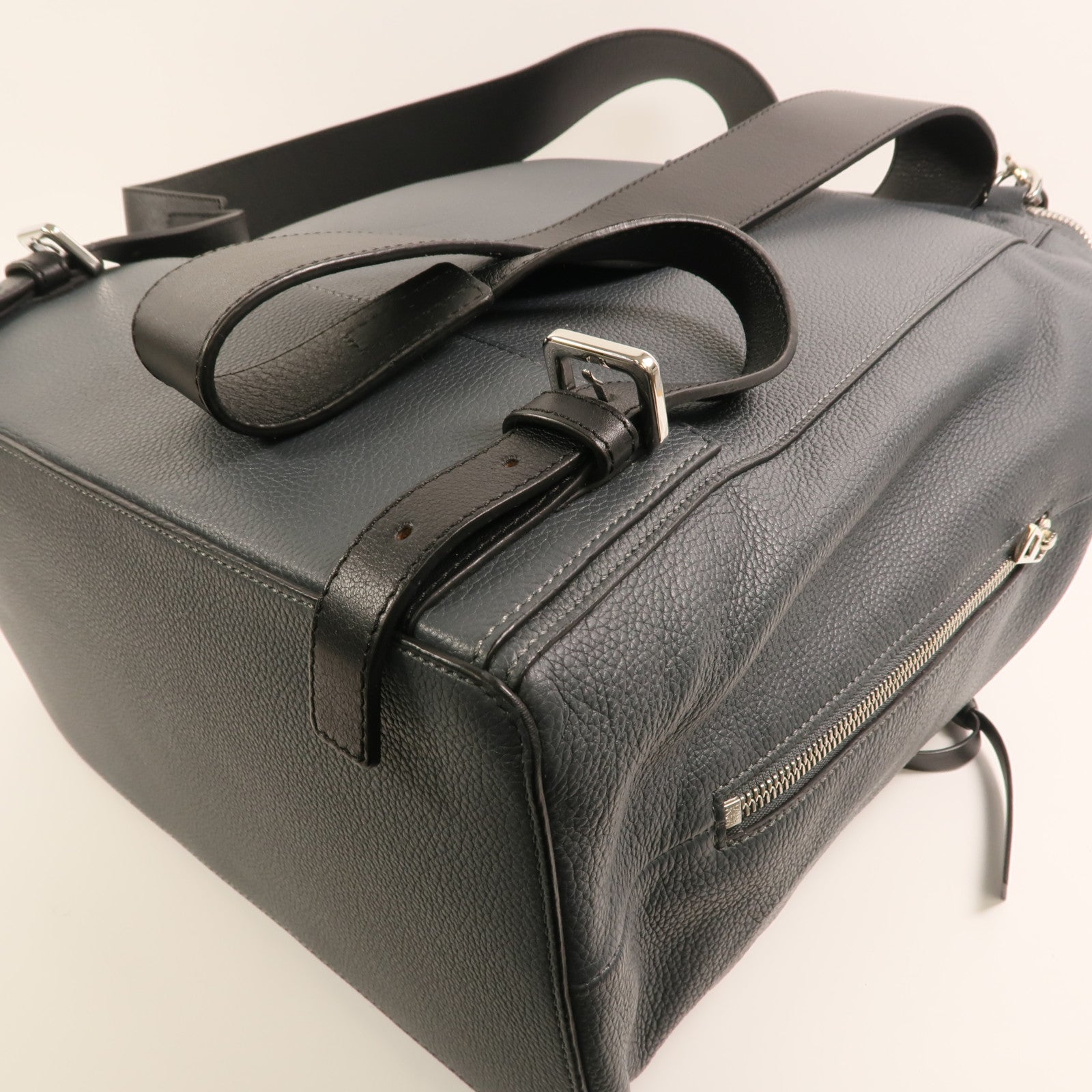 LOEWE 牛皮皮革Backpack銀扣背包