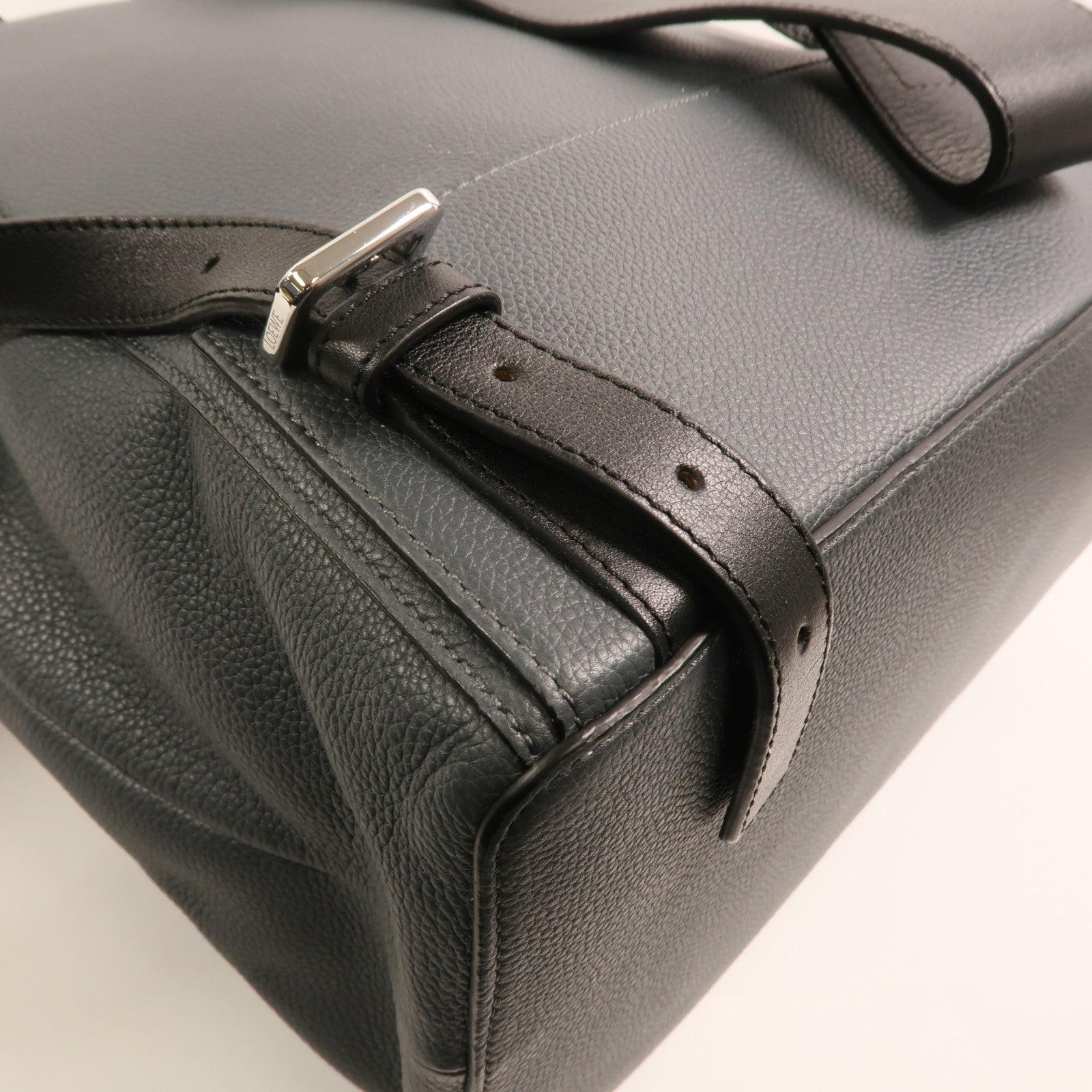 LOEWE 牛皮皮革Backpack銀扣背包
