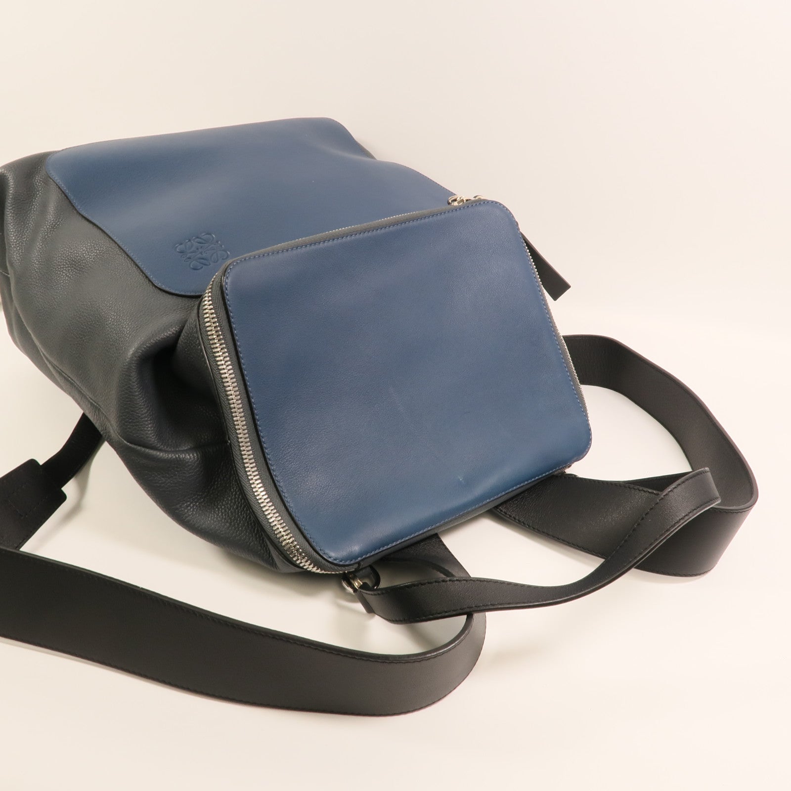 LOEWE 牛皮皮革Backpack銀扣背包